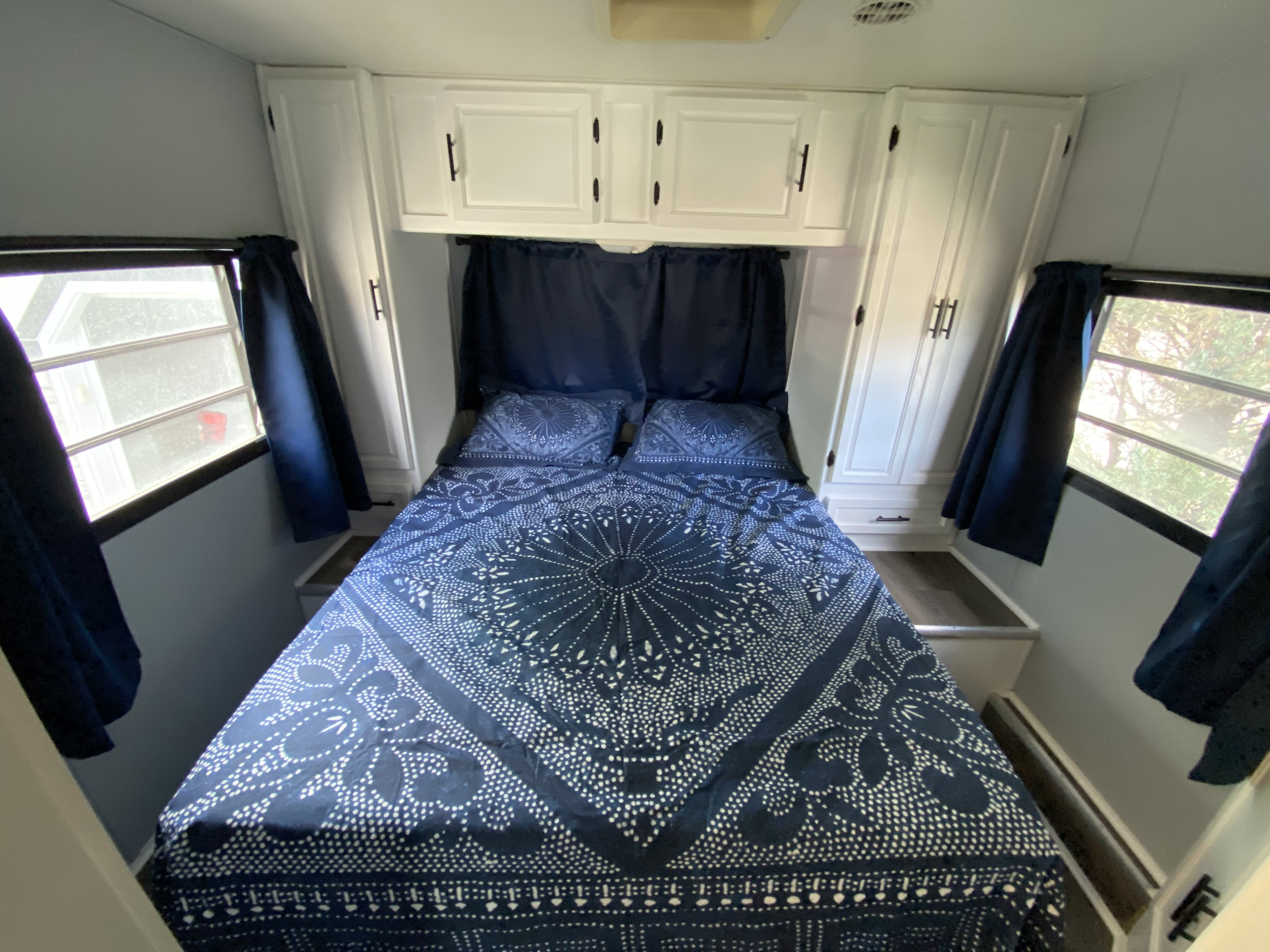 Walk-around queen bed.. Coachmen Leprechaun 2000