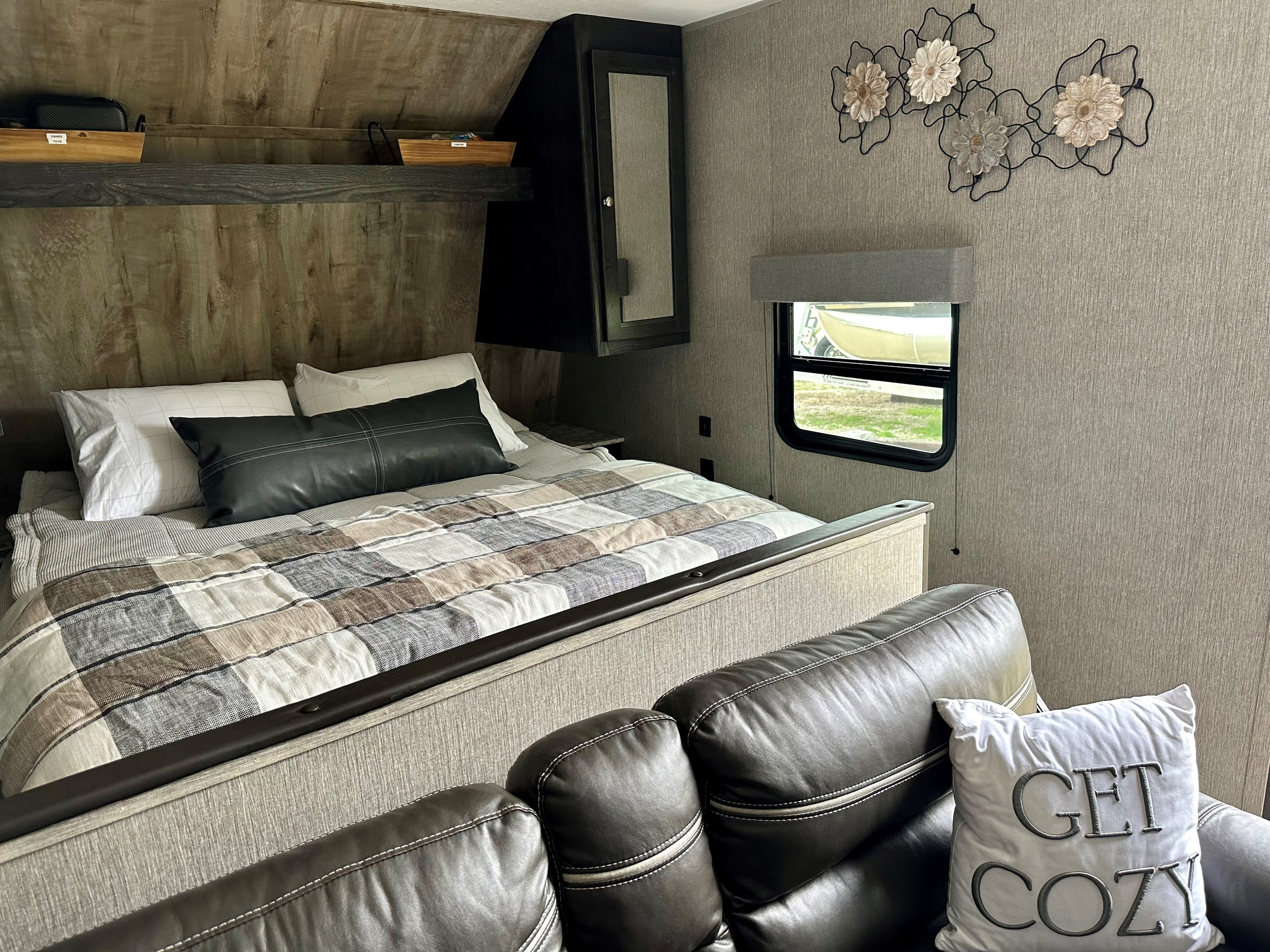 Queen bed. Dutchmen G2747 2019