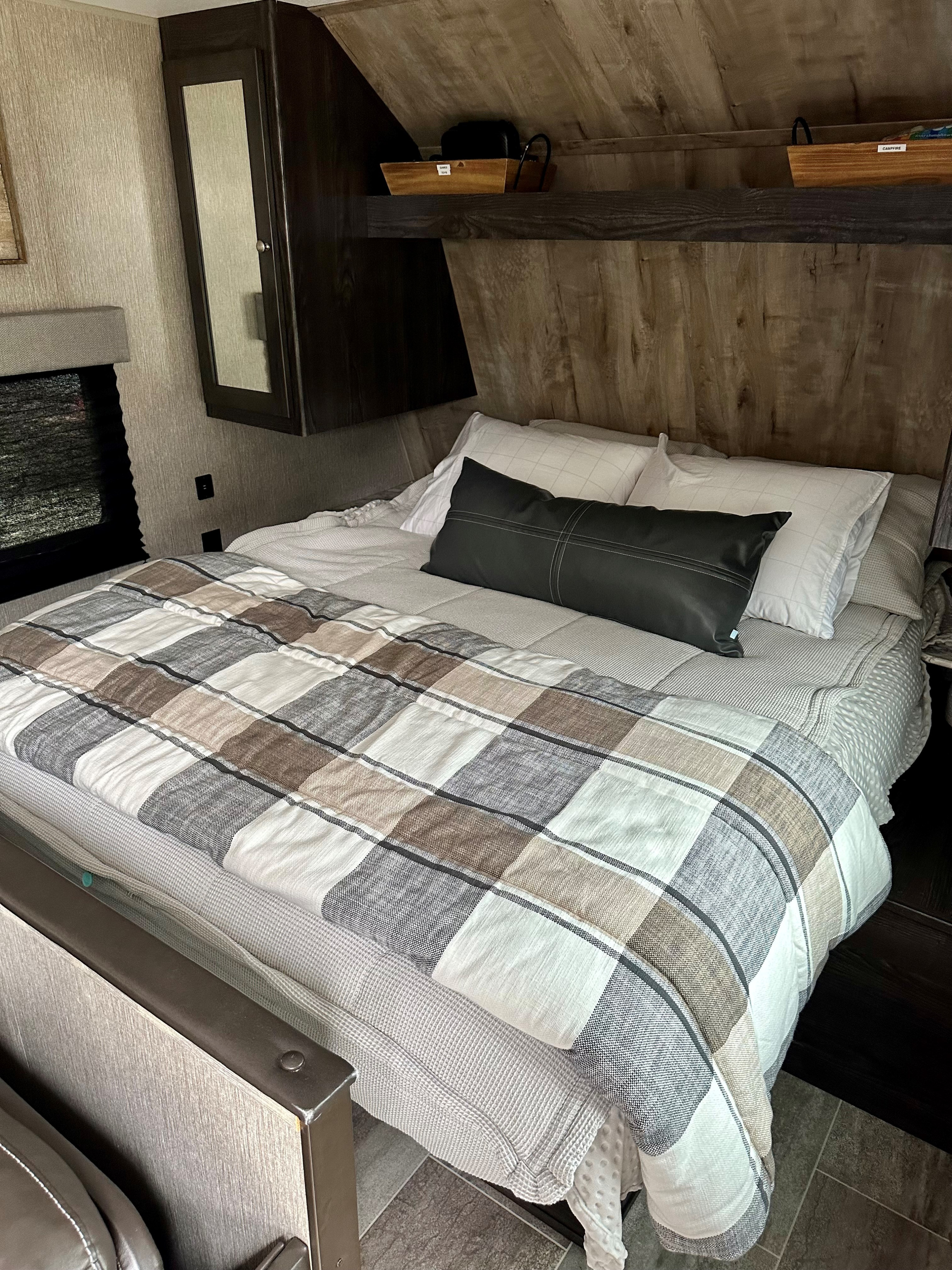 Queen bed. Dutchmen G2747 2019