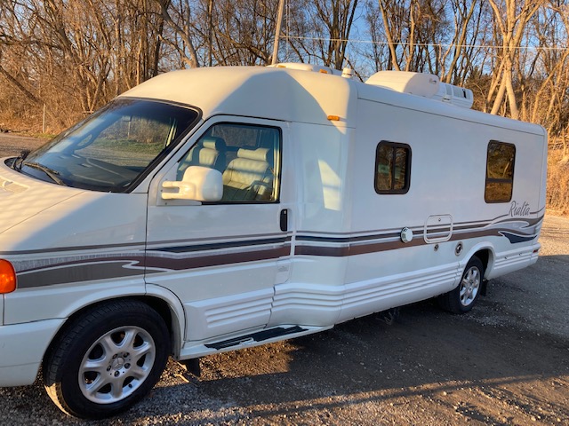 1998 Winnebago Rialta, a good classic. Comfortable interior,  nice to drive