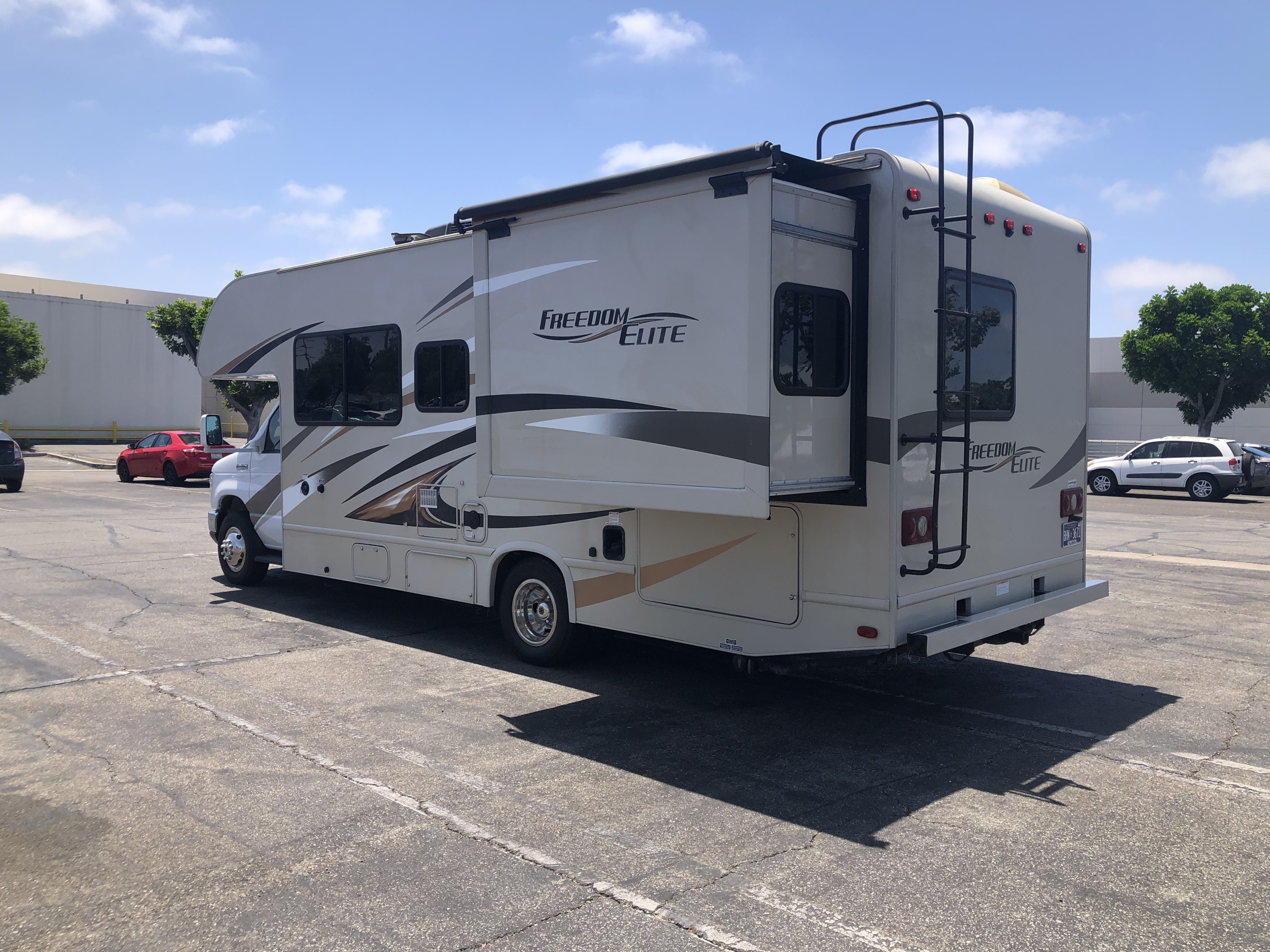 In pullout there is a queen size bed.. Thor Freedom Elite 2017