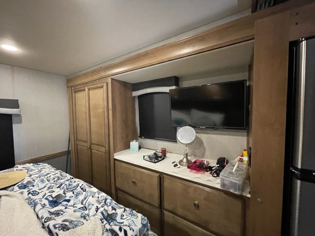 Master Bed with TV, closet and plenty of storage. 2 windows . Flair-Fleetwood Flair-Fleetwood Motorhome 2021