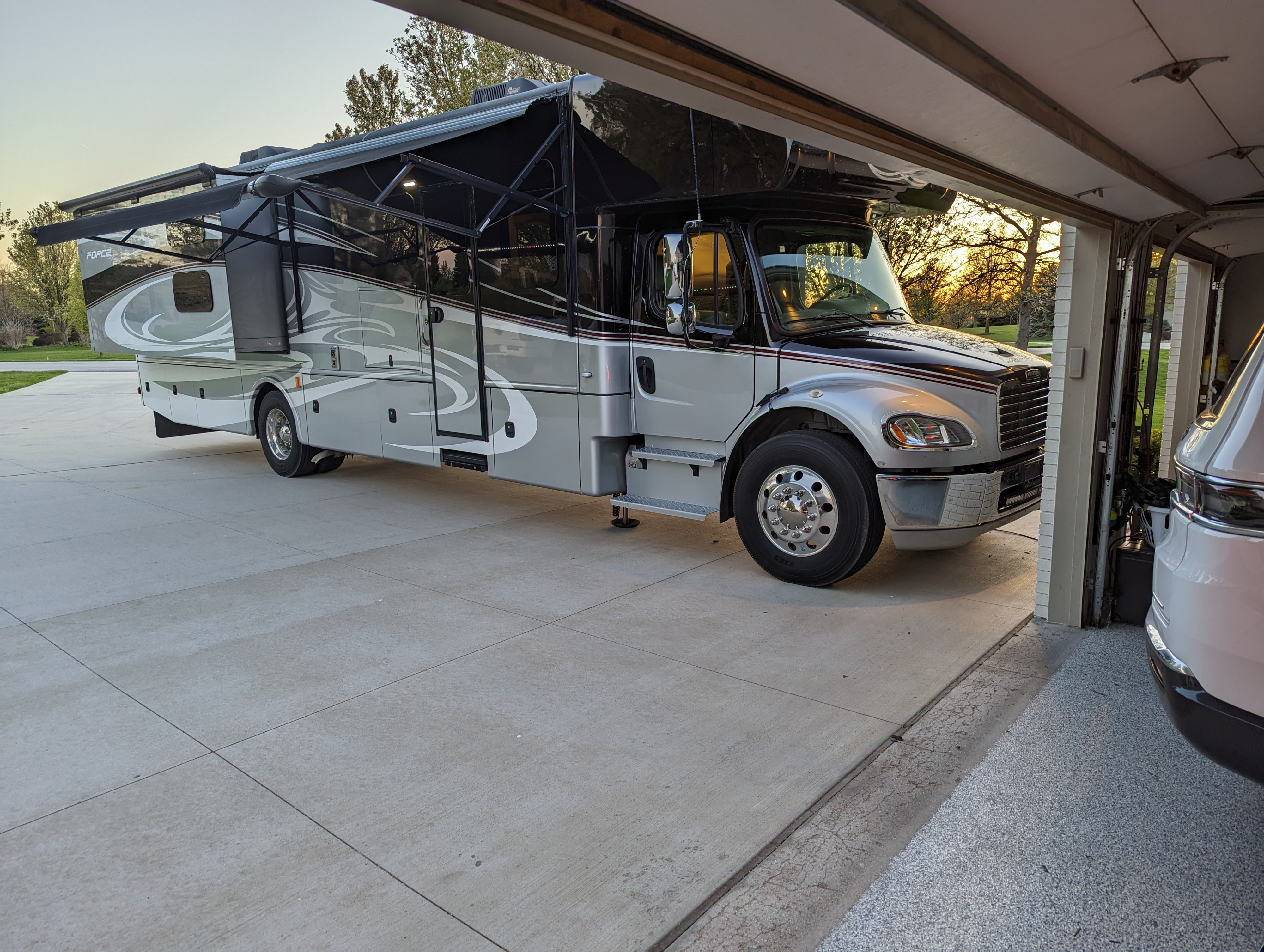 2015 Super C Dynamax Force Motorhome