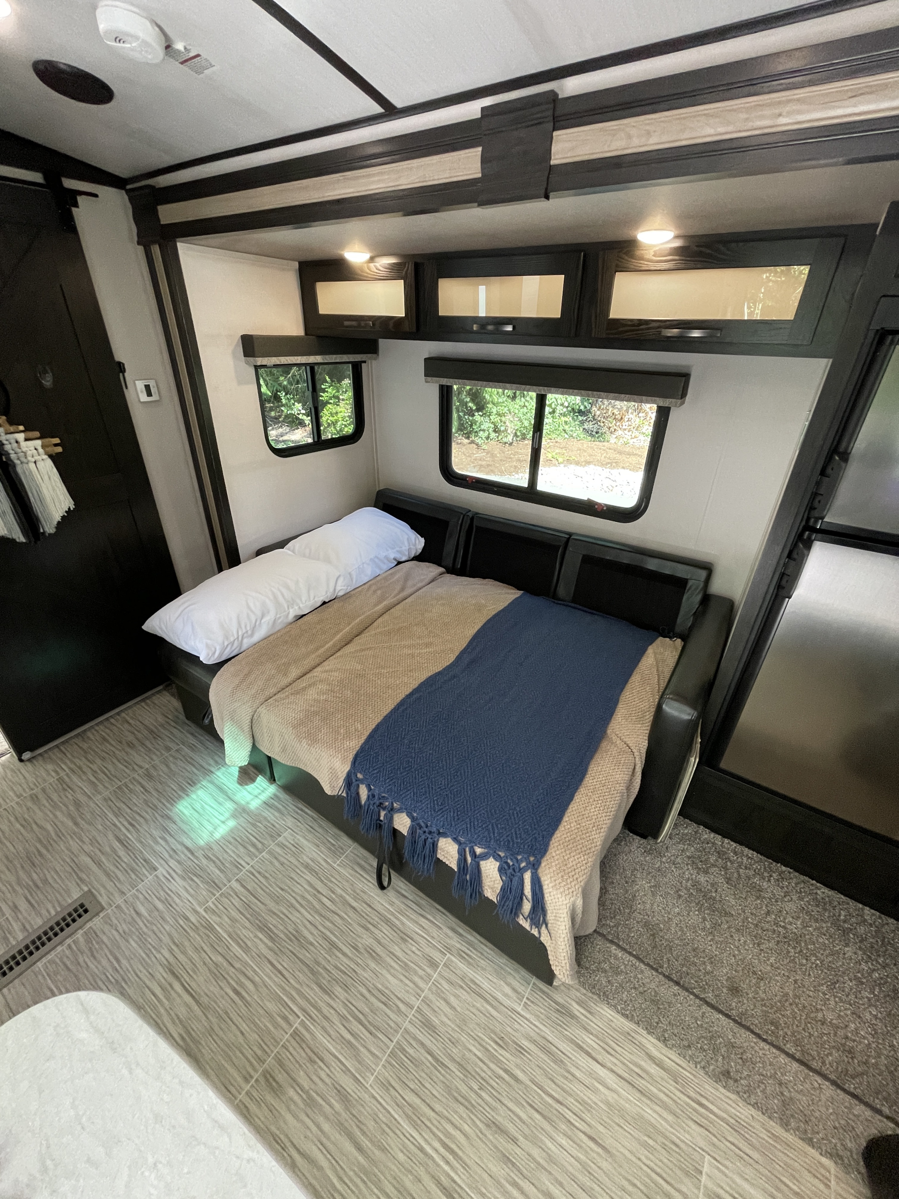 Experience compact comfort in this RV rental! Features a convertible sofa bed, overhead storage, and scenic windows.. Forest River Surveyor Luxury 2020