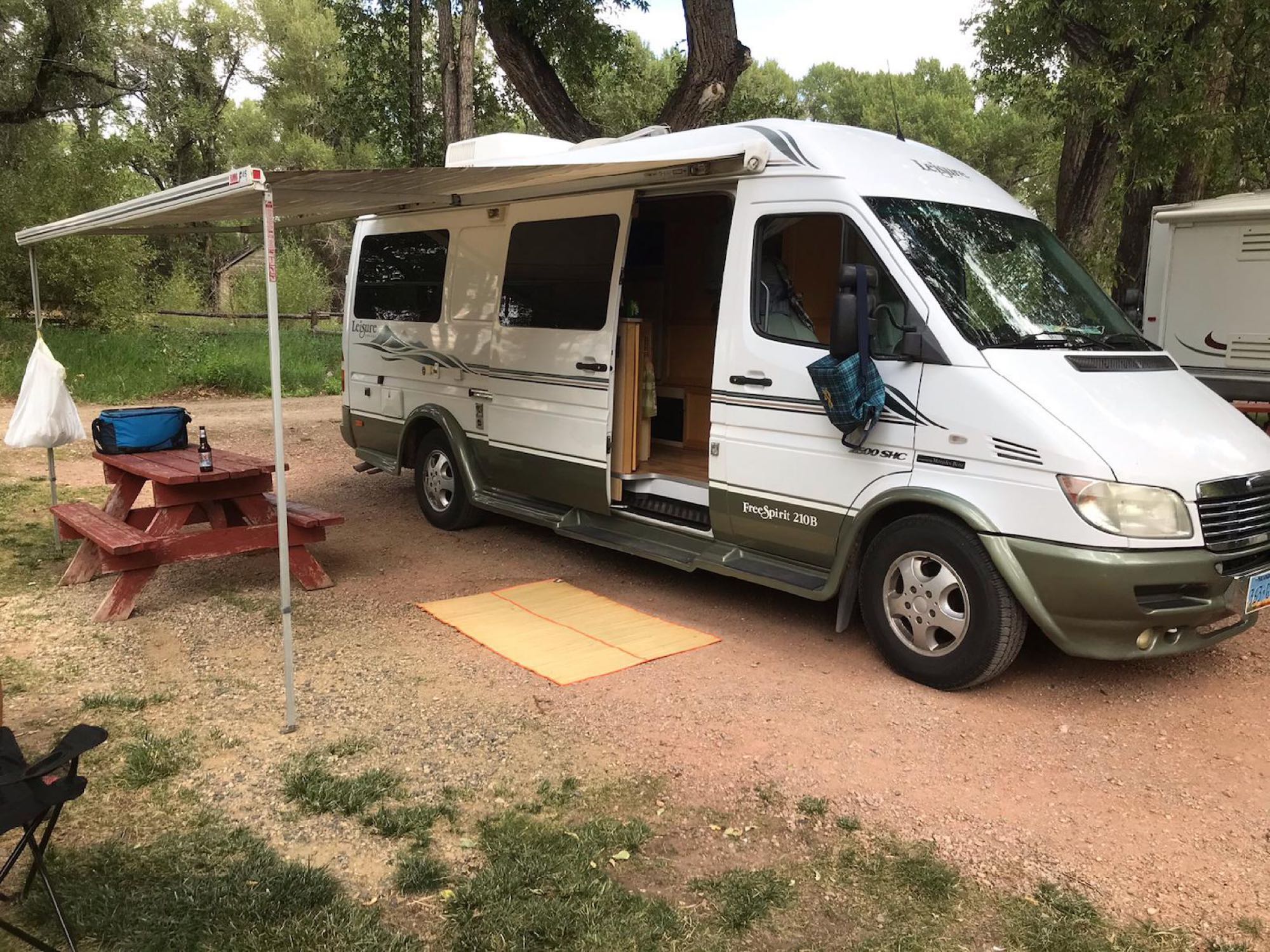 Leisure Travel Free Spirit Queen Bed great MPG