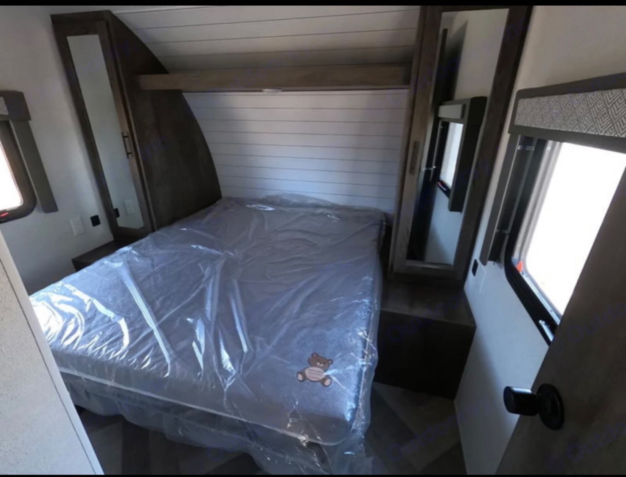 private bedroom w/rv queen bed. Forest River Salem Cruise Lite 2021