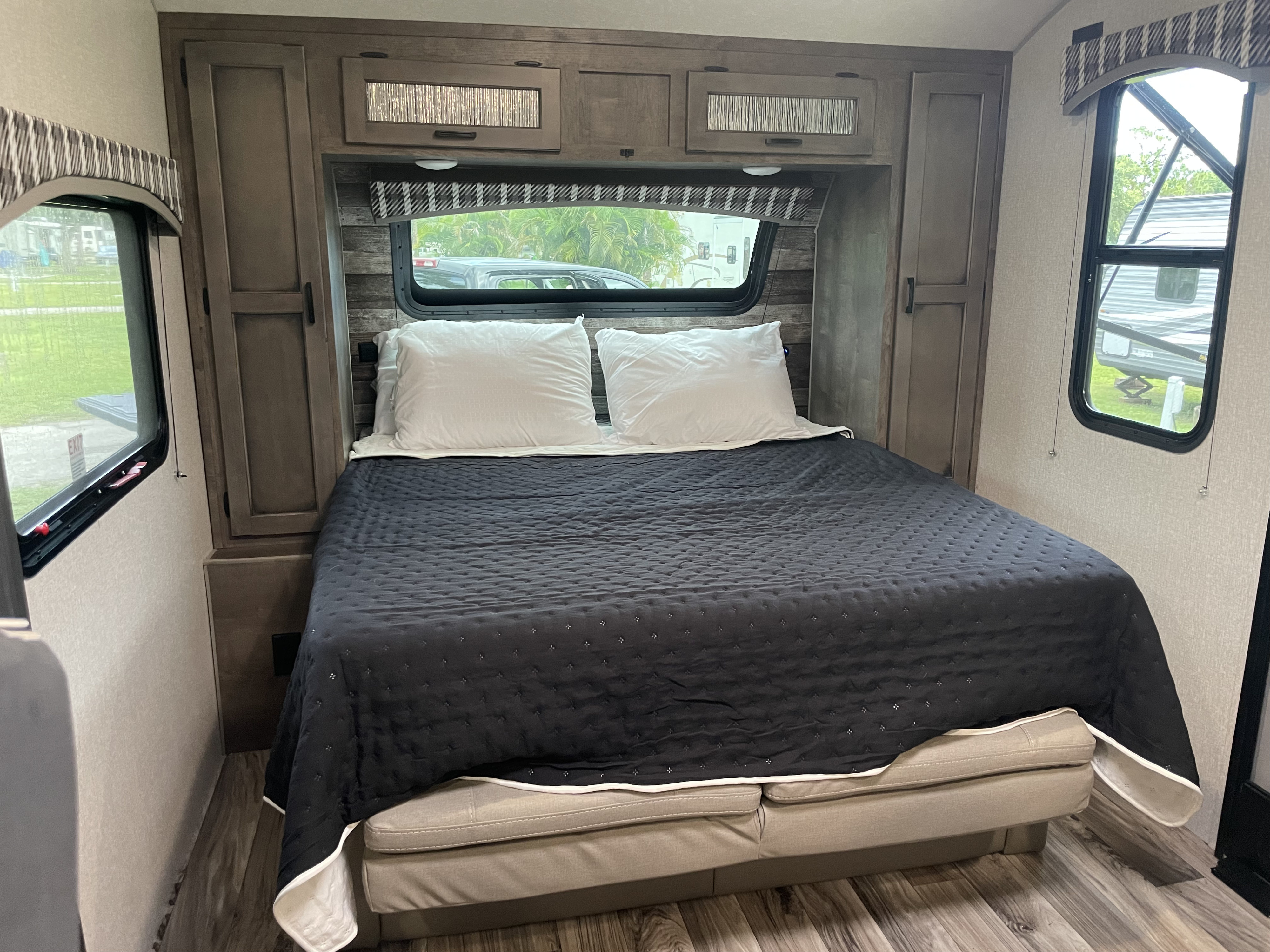 Queen size Murphy bed. Sonic Sonic Trailer 2022