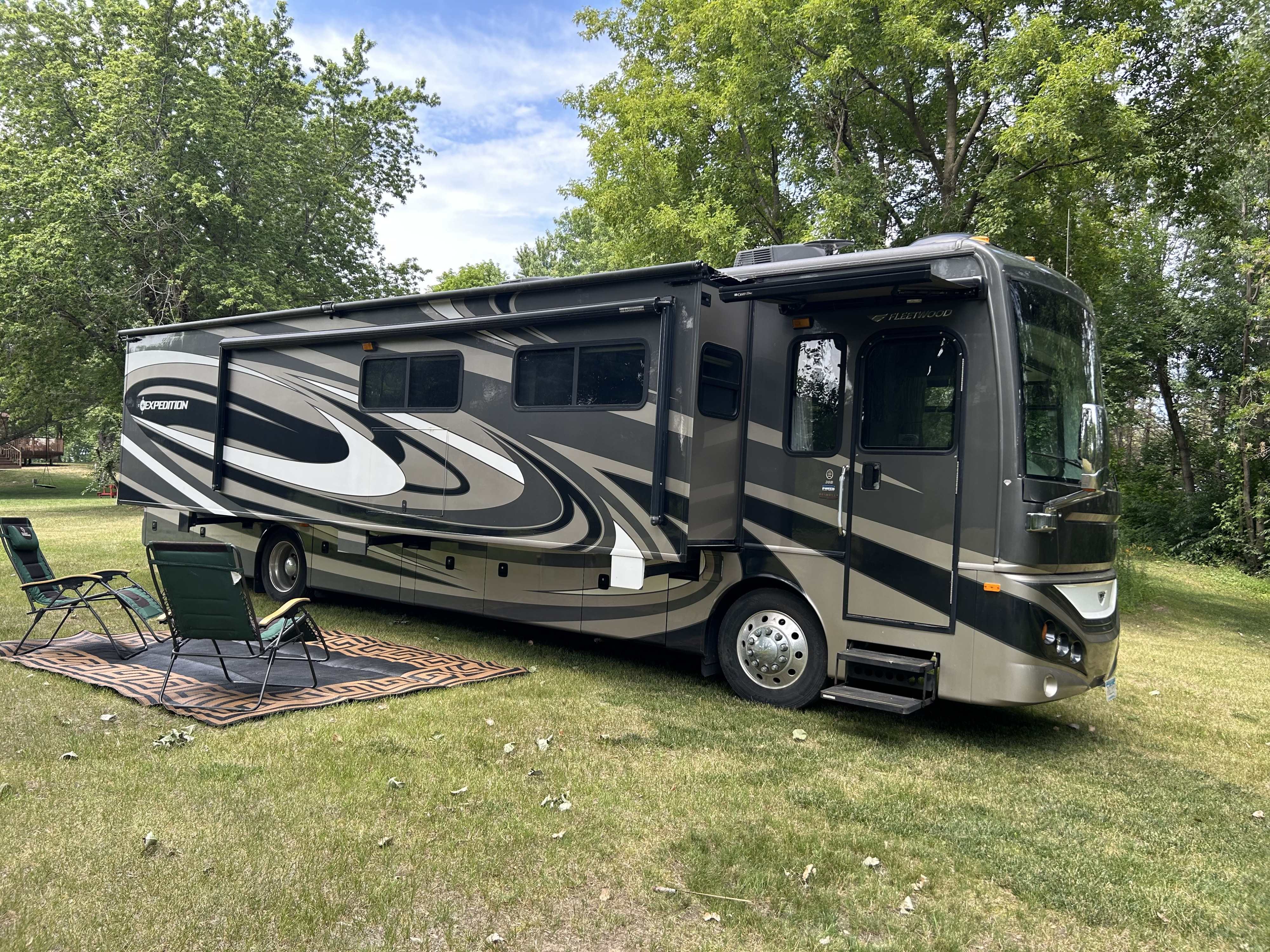 2011 Fleetwood Expedition 38B, sleeps 7, outdoor TV