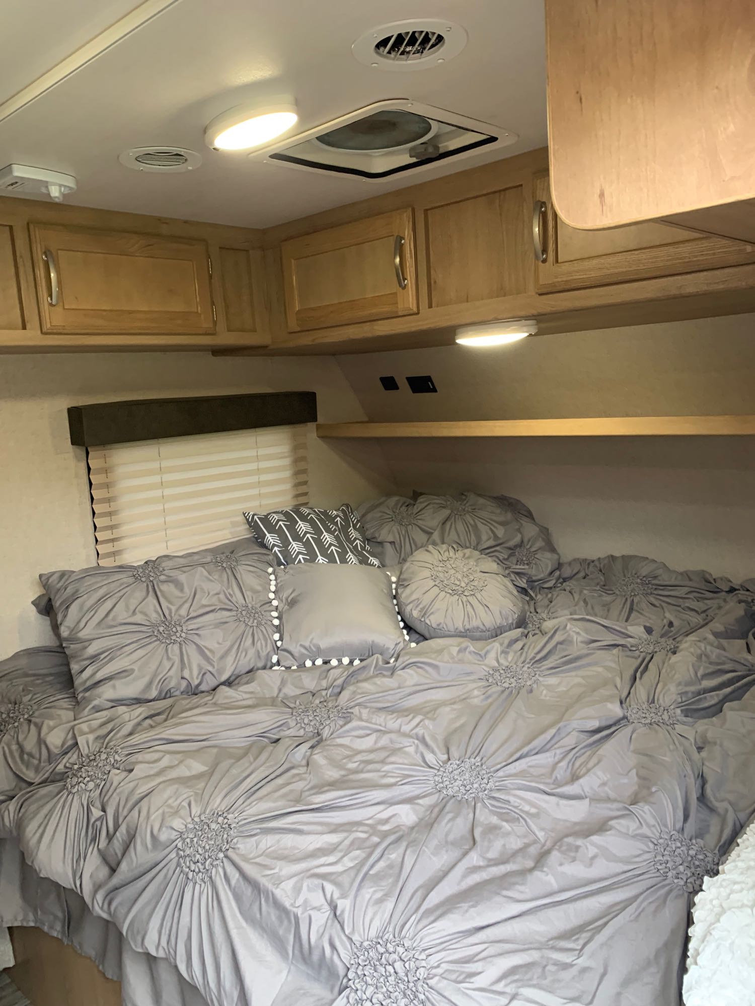 California king, long ways not sideways . Winnebago Micro Minnie 2020