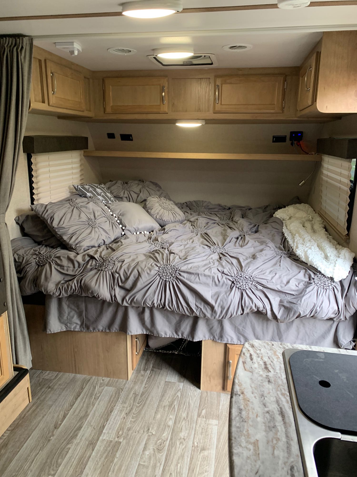 California king, longways not sideways . Winnebago Micro Minnie 2020