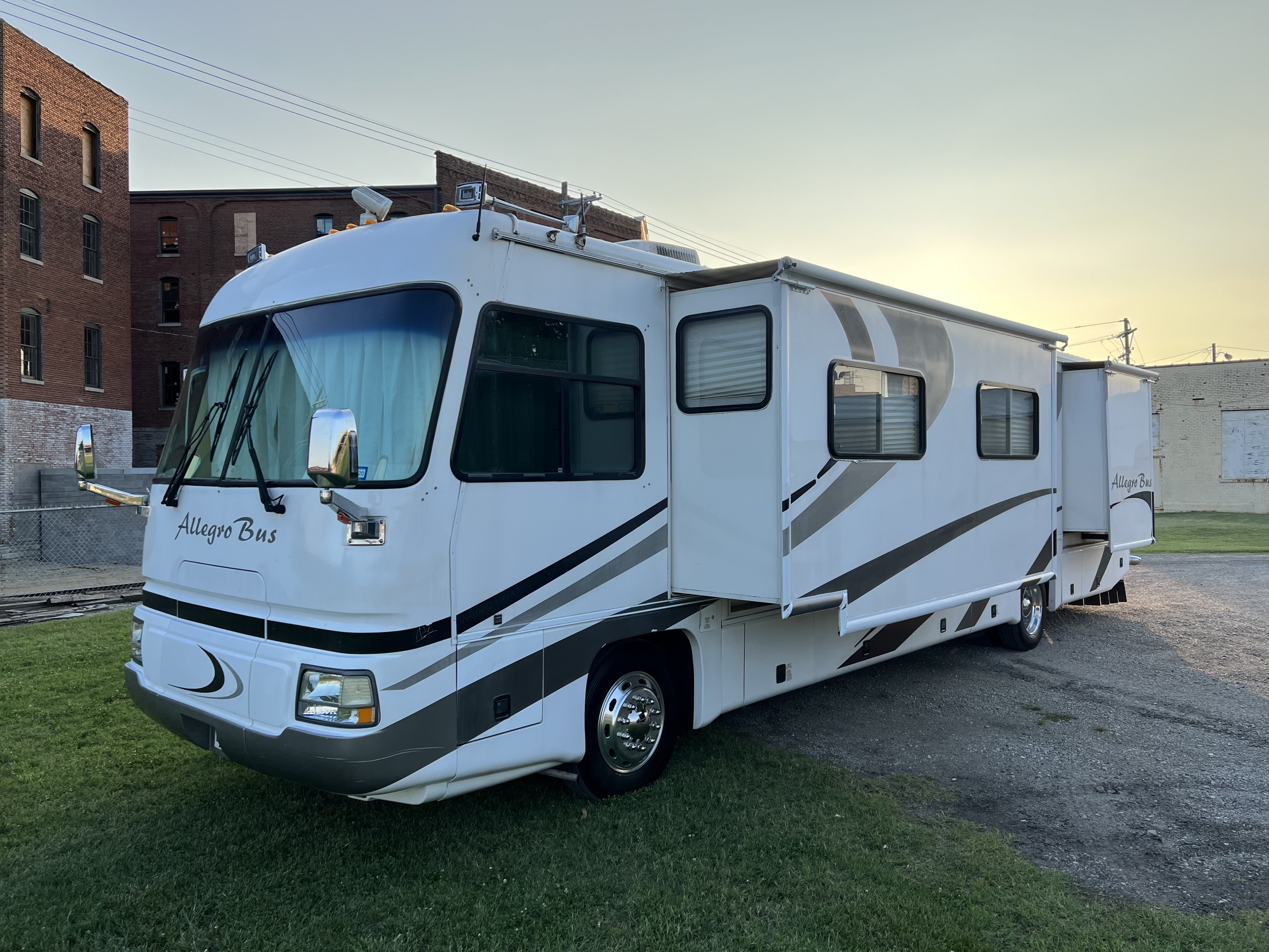 2001 Allegro Allegro Bus, park and play!