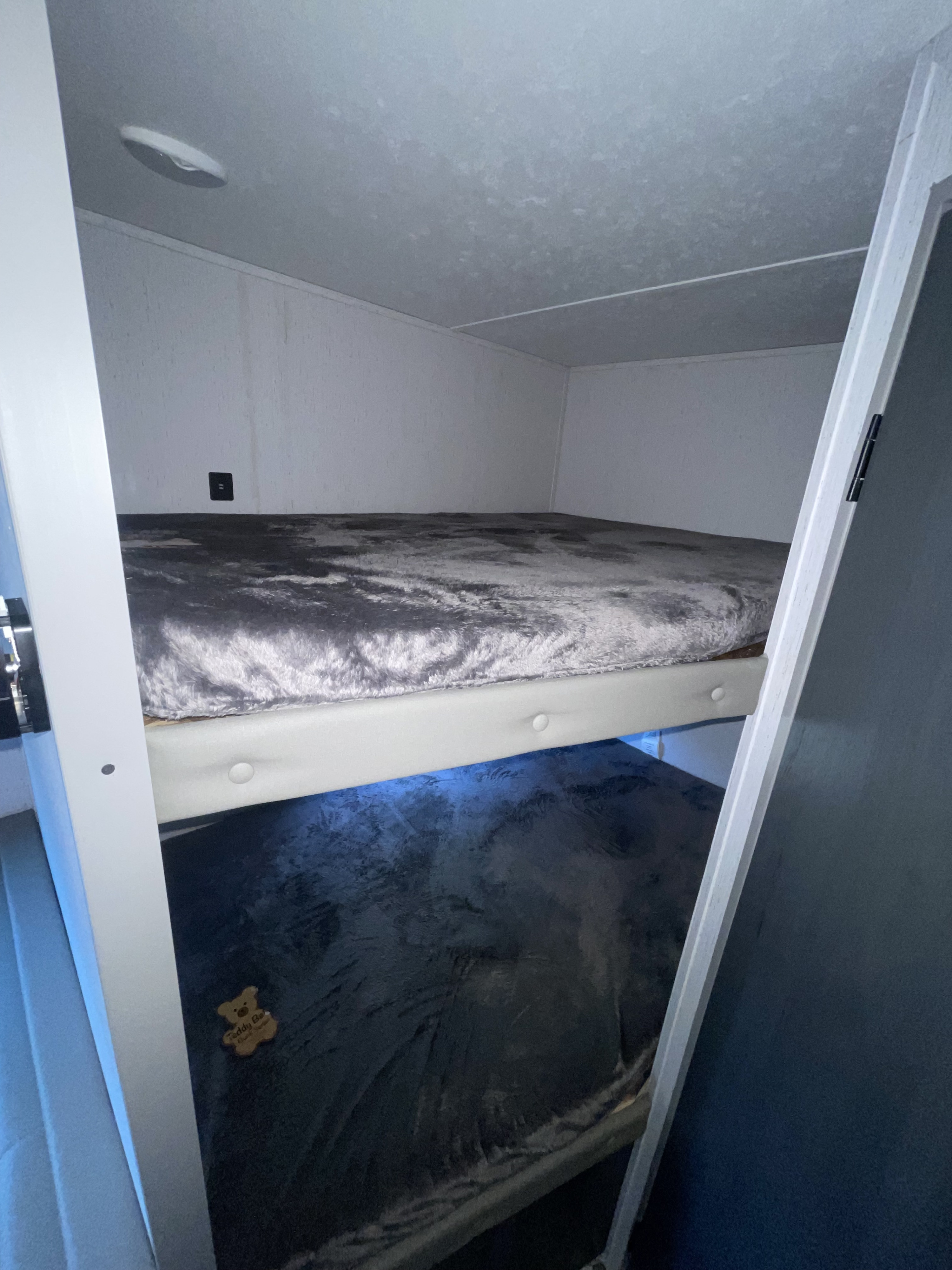 Double bunk beds fits 2 adults or 4 children . Dutchmen Aspen Trail LE 24BH 2022