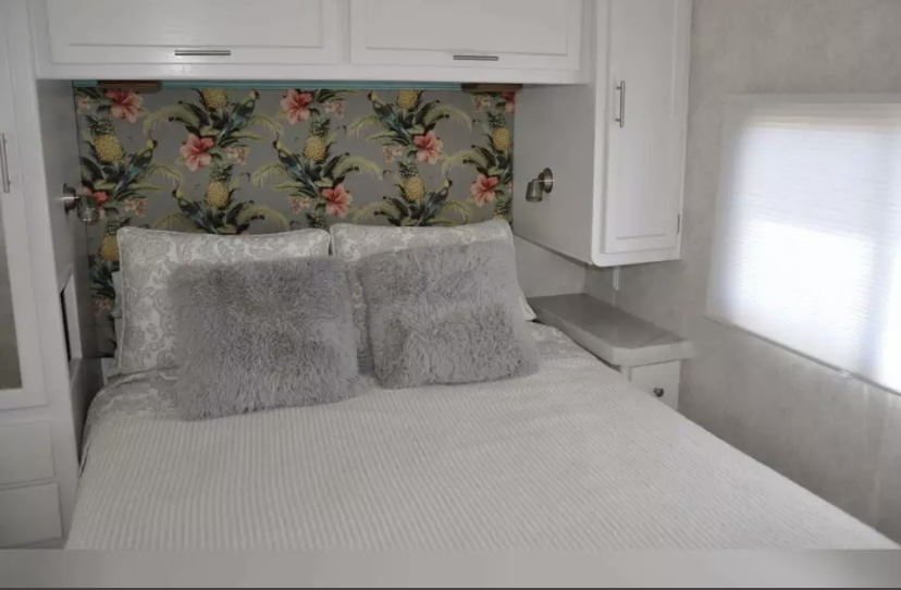 Bedroom with storage and a queen bed. Very comfortable and completely remodeled. . Itasca Sunova 2004