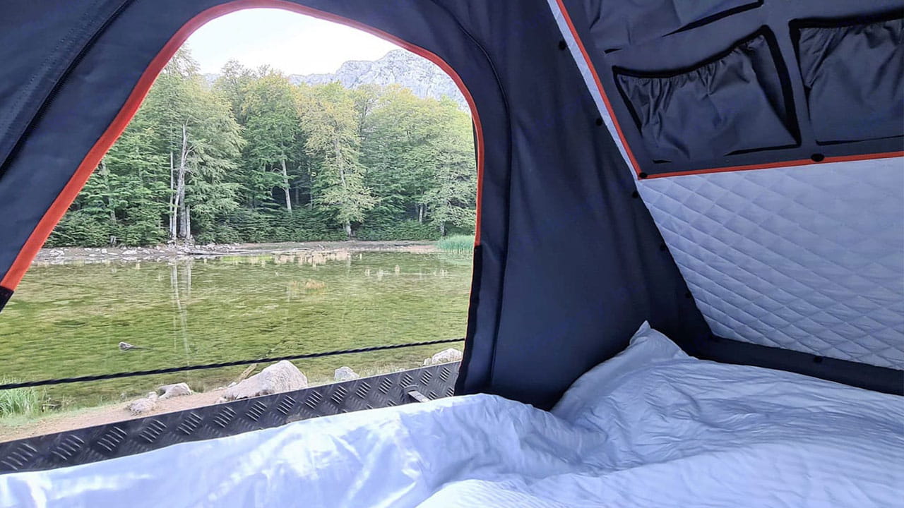 Relax in an RV rental: Enjoy lakeside forest views from a cozy bed. A comfortable outdoor camping experience awaits.. Isuzu D-max Double Cab 2020