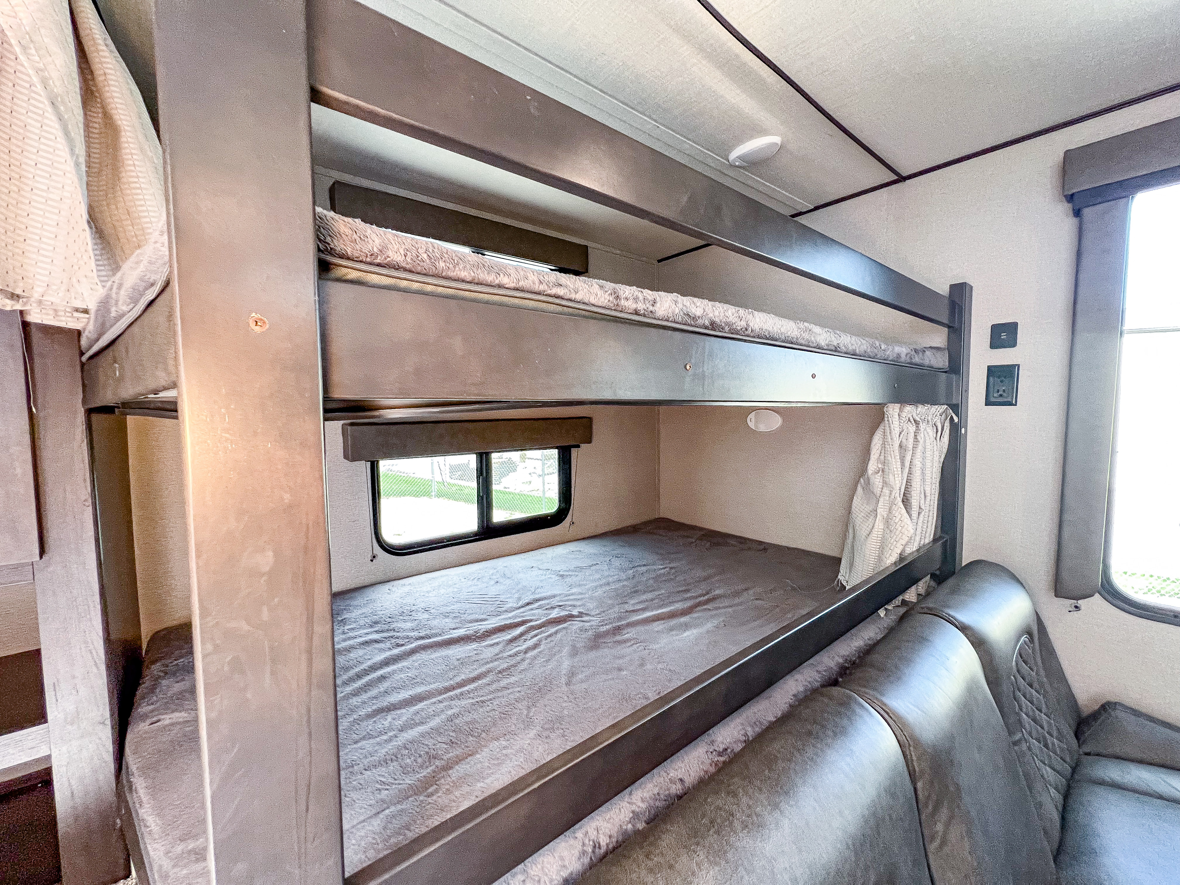 Double over double bunk. Grand Design Transcend Xplor 2022