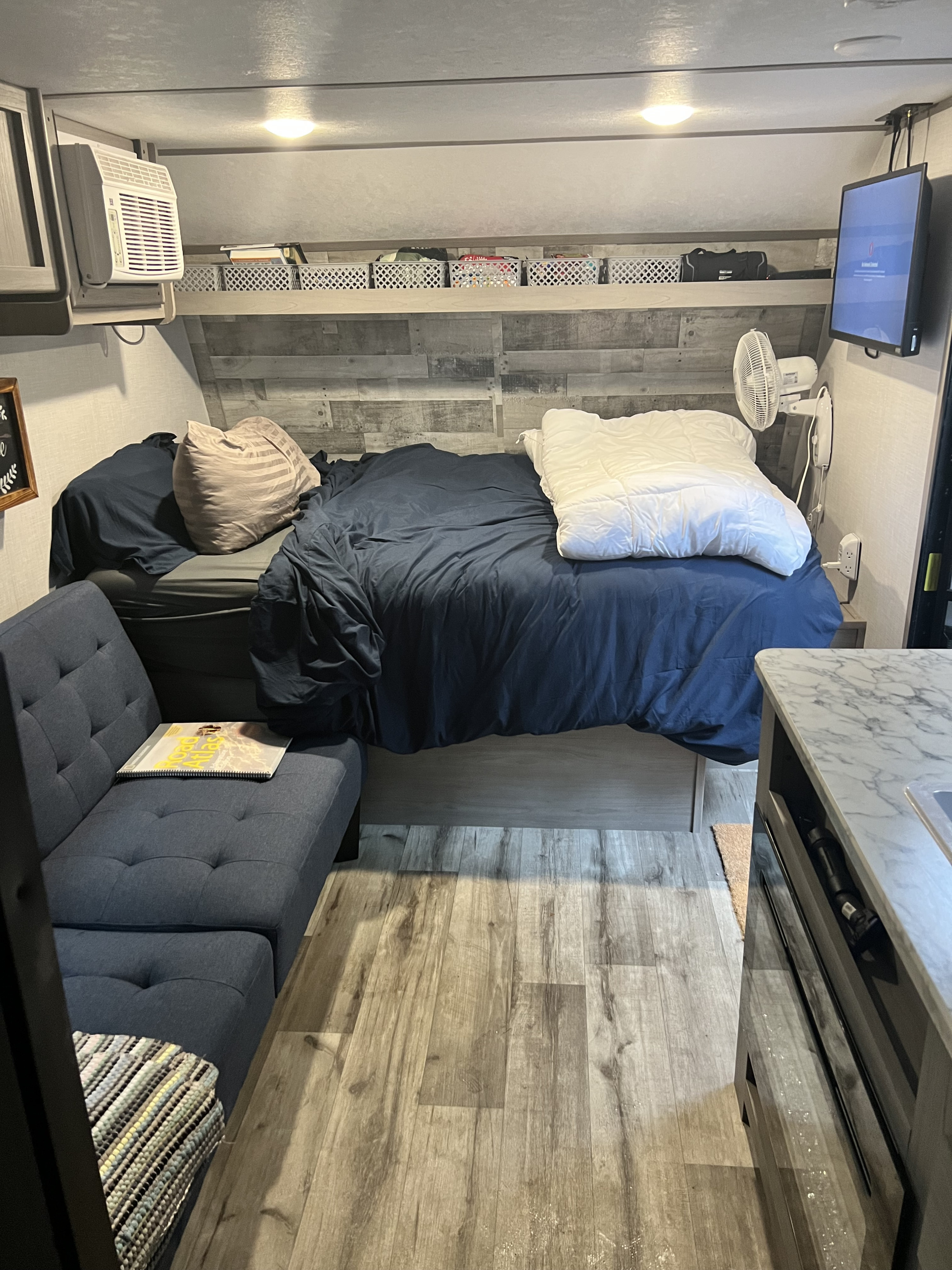 Full size Queen mattress and incredibly comfy linens/bedding. . Dutchmen Coleman Lantern 2023