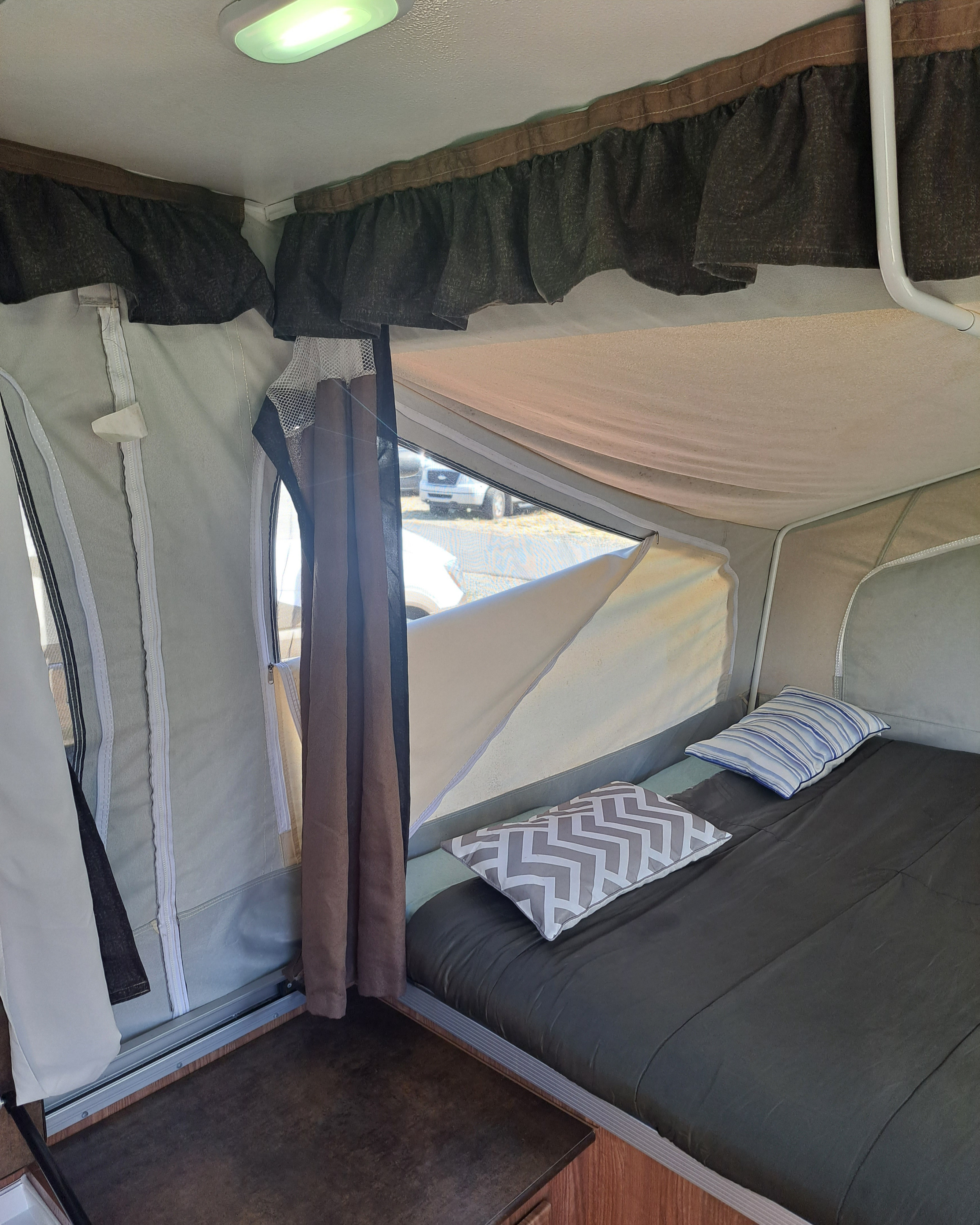 Front bedroom Queensize bed/w heated mattress. Forest River Flagstaff M.A.C. 2015