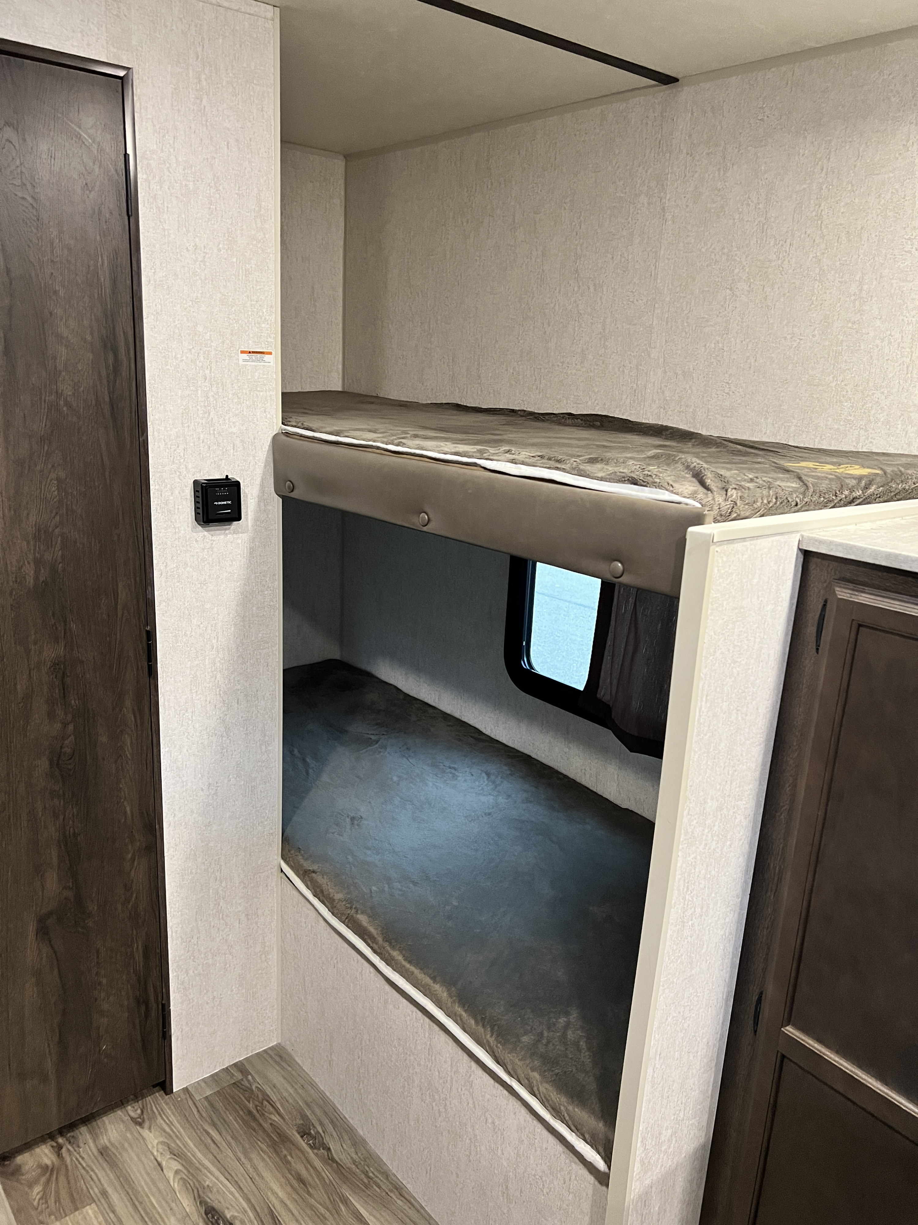 This RV rental offers comfortable bunk beds with window views, a smart sleeping area designed for family adventures.. Starcraft Autumn Ridge Outfitter 2018