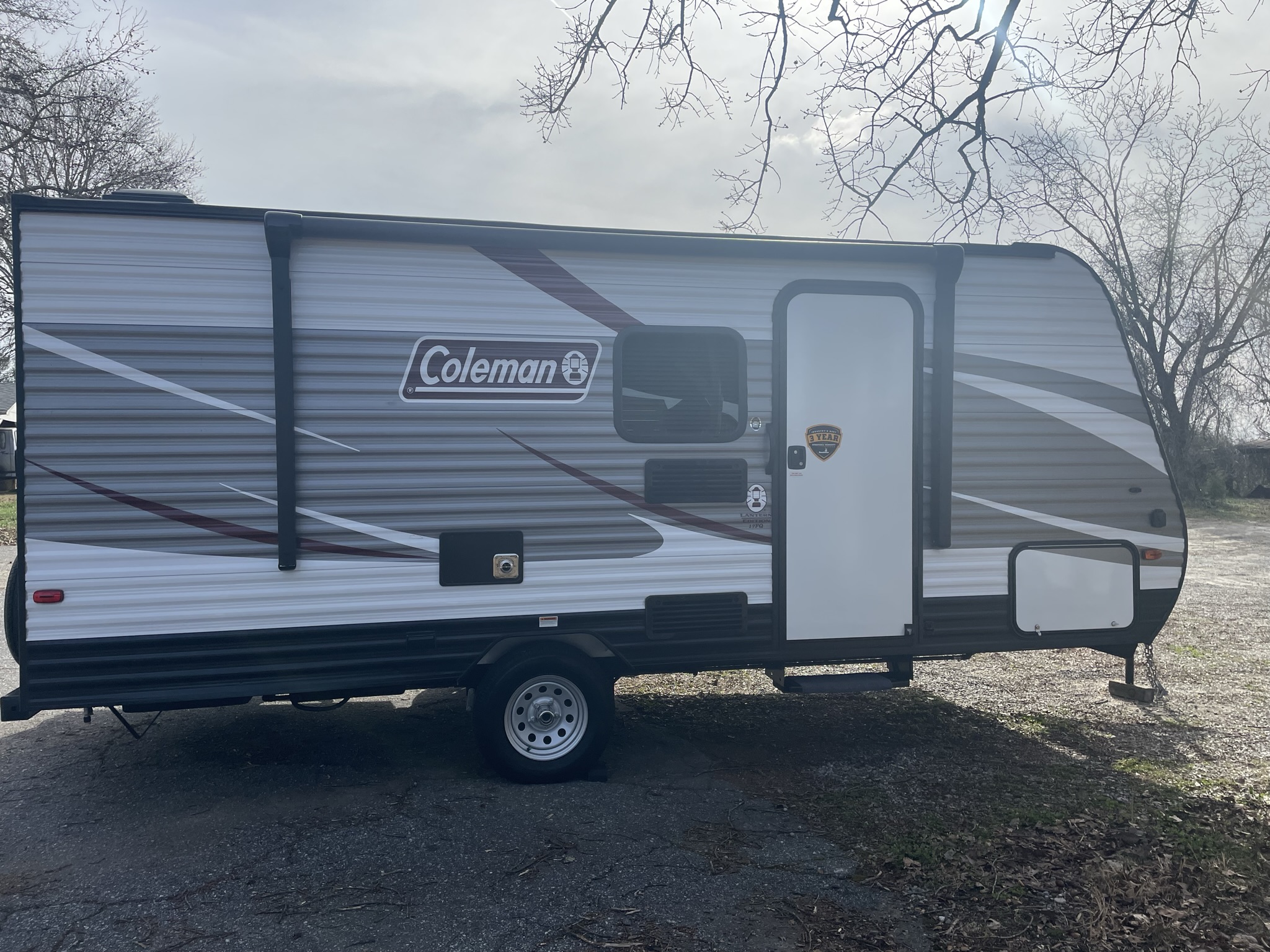Full of fun and ready for your next trip- 2019 Dutchmen Coleman Lantern LT