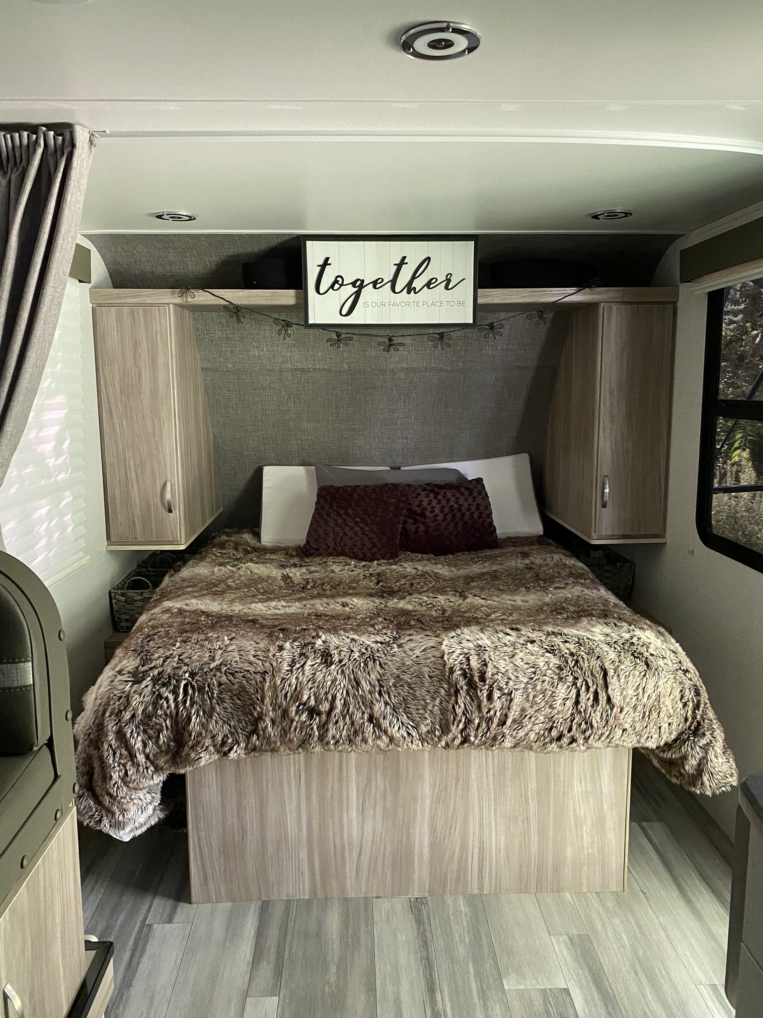 Experience comfort in this RV rental bedroom. Features include a cozy bed with a faux fur blanket & overhead storage.. Winnebago Micro Minnie FLX 2022