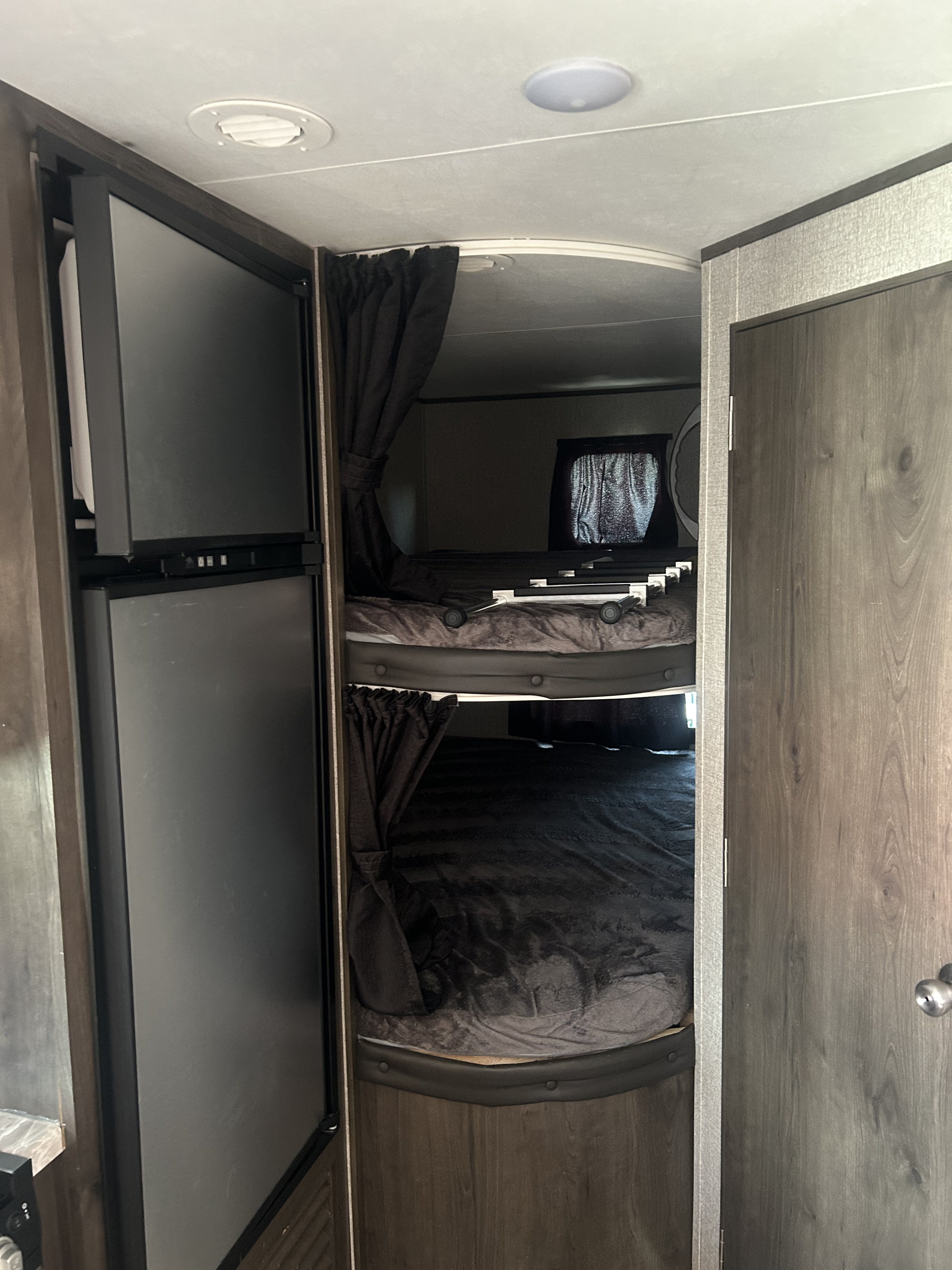 Cozy RV rental bunk beds with privacy curtains & fridge. Ideal for family adventures & camping.. Jayco Jay Flight SLX 2021