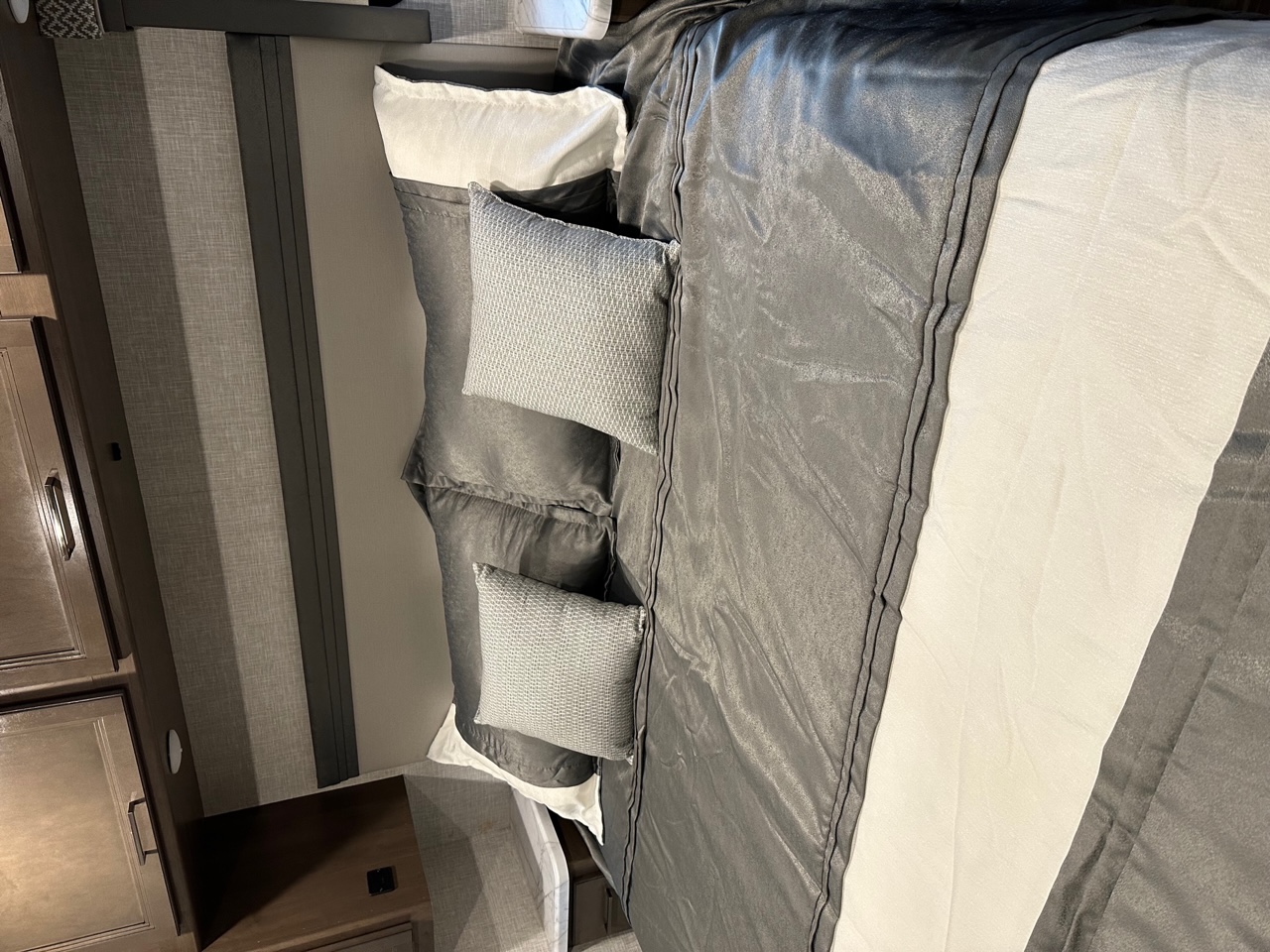 King-size bed. Thor Hurricane 2022