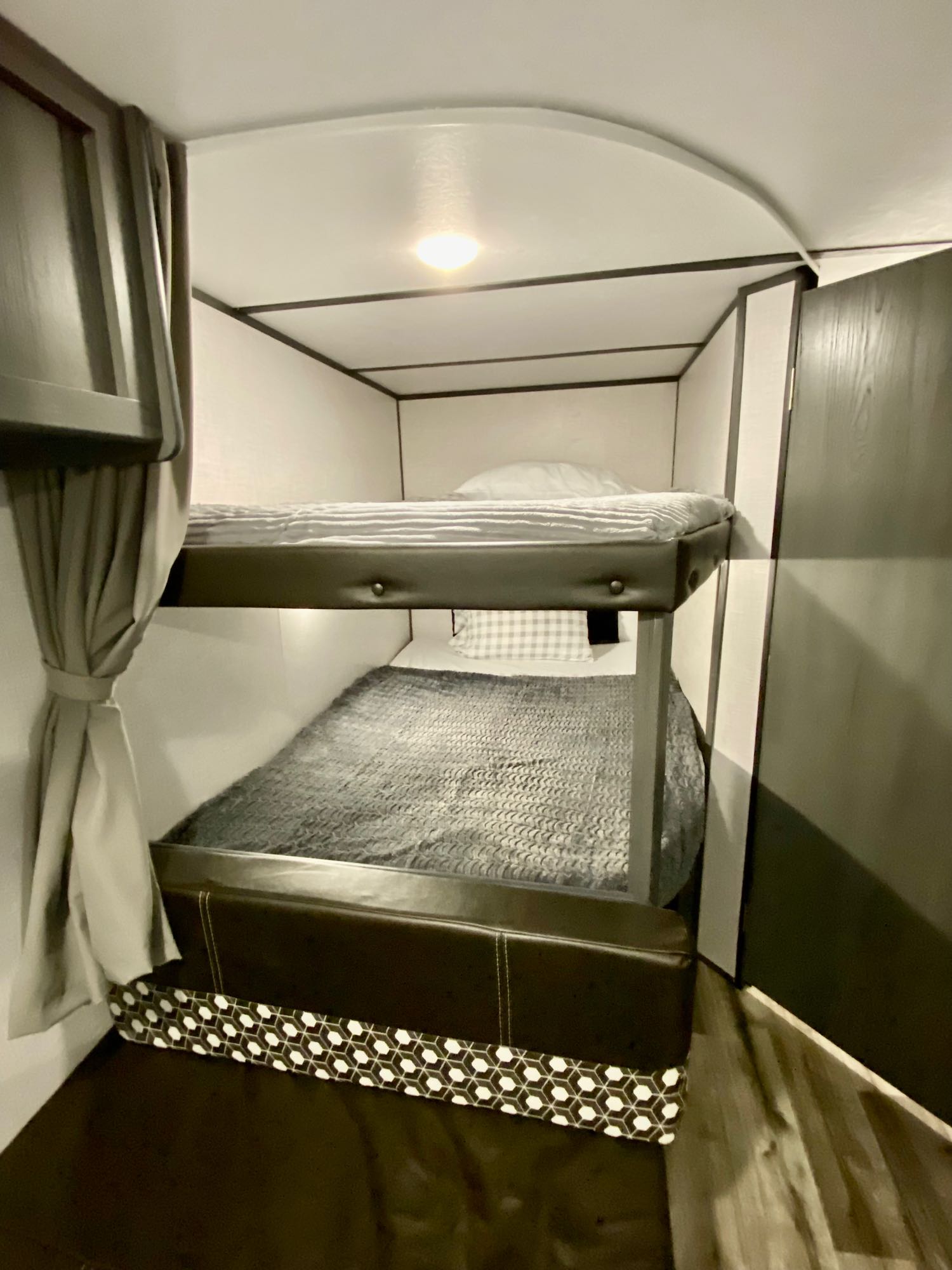 Experience comfort in this rv rental. Two cozy bunk beds with soft bedding, perfect for sleeping on your travels.. Aspen Trail LE 2022