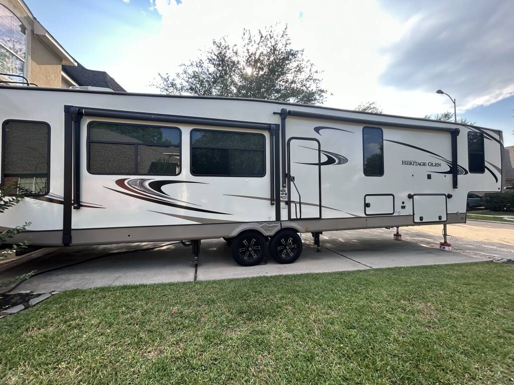 Fifth-wheel RV Rental 