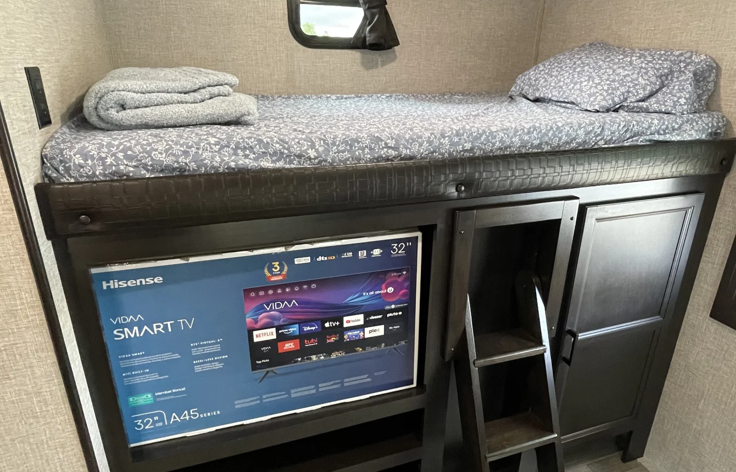 This RV rental features a cozy bunk bed with a 32" Hisense Smart TV, equipped with streaming apps like Netflix for onboard entertainment.. Jayco Jay Flight 2022