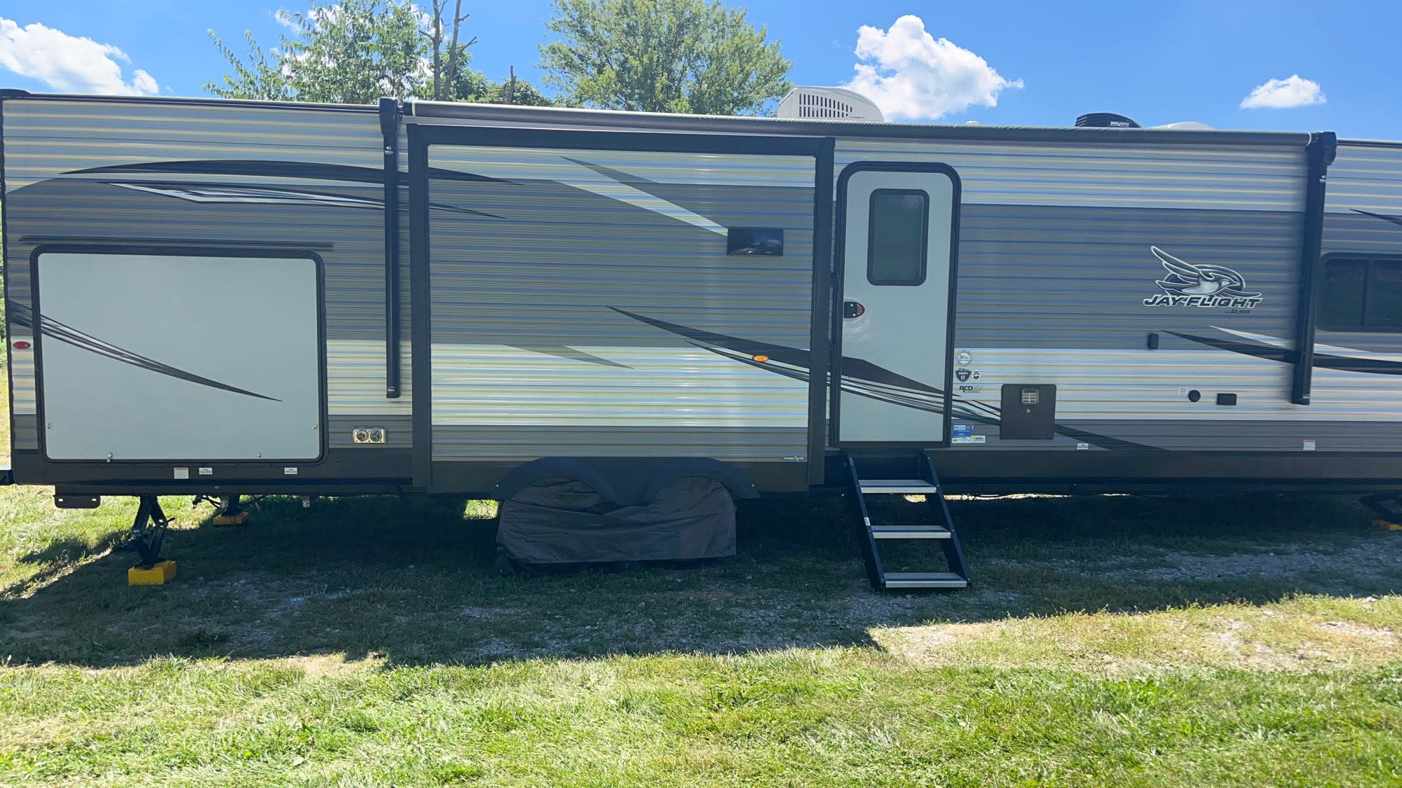 2021 Jayco Jay Flight with bunk room and outdoor kitchen!(Deliver only)