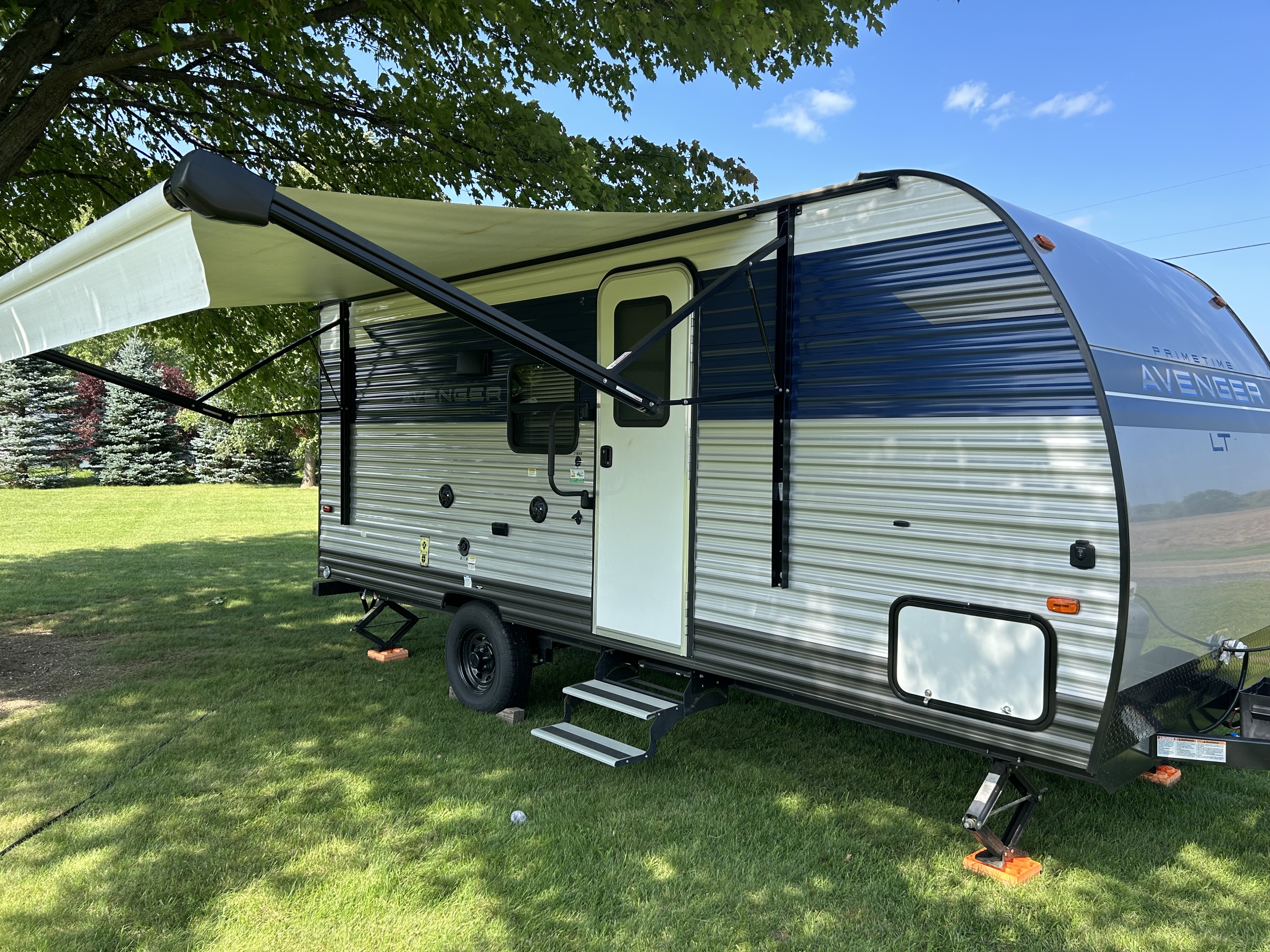 2022 Avenger LT, easy to pull single axle 3400lbs