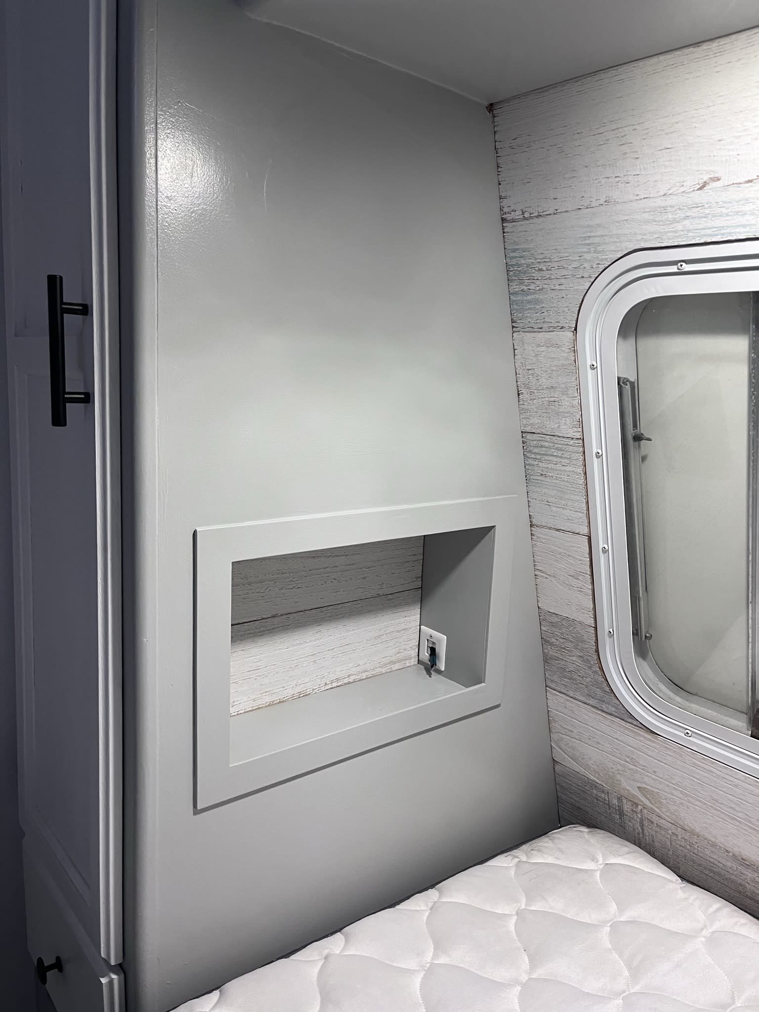 Charging station next to bed on both sides. Fleetwood Fleetwood 26 2004