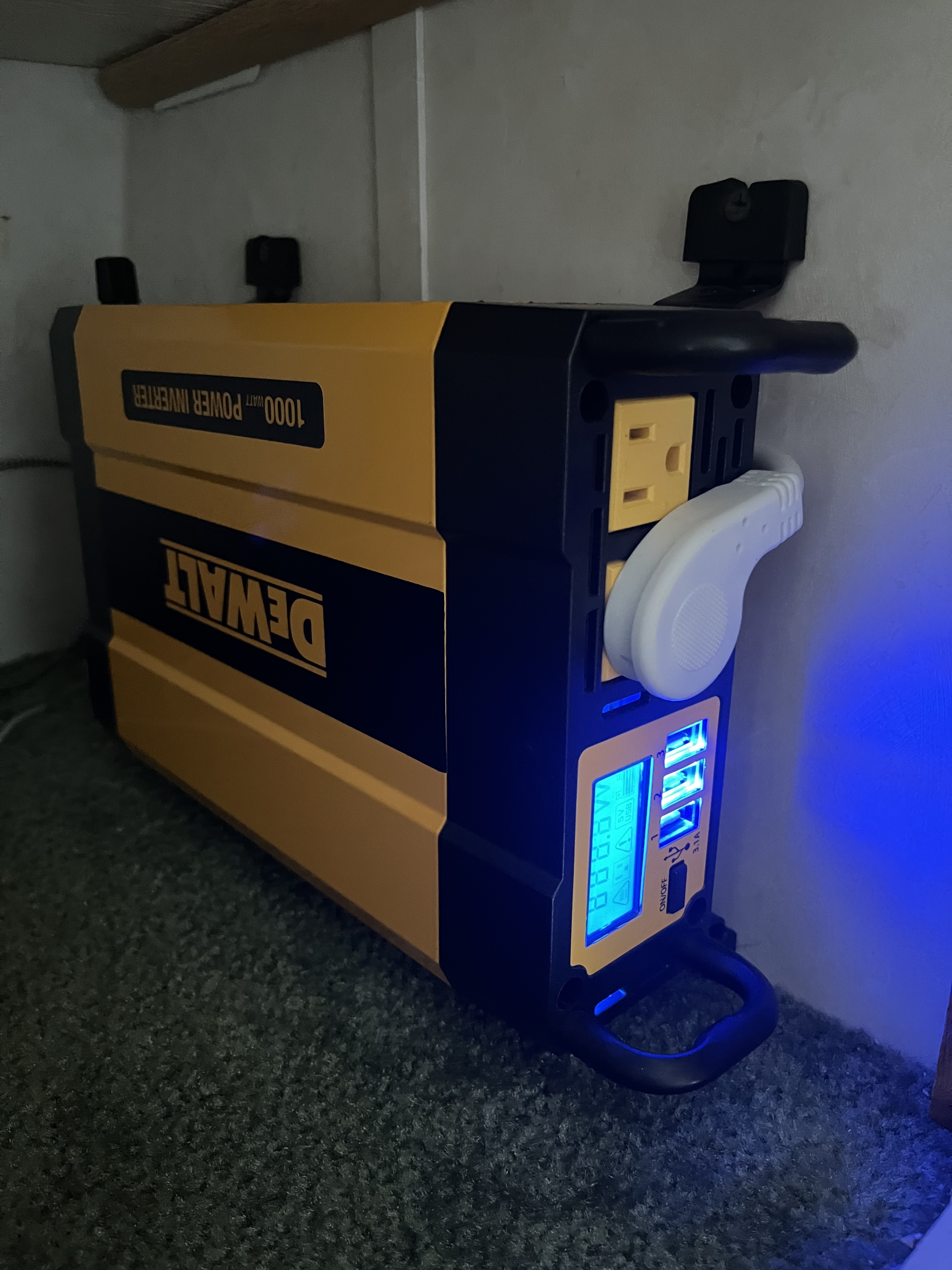 1000W inverter next to bed for charging electronics . Fleetwood Fleetwood 26 2004