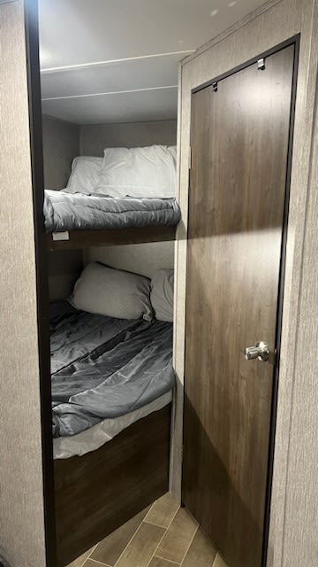 Two Comfortable double bunk beds that can sleep up to four Adults! . Dutchmen Coleman Lantern LT 2019