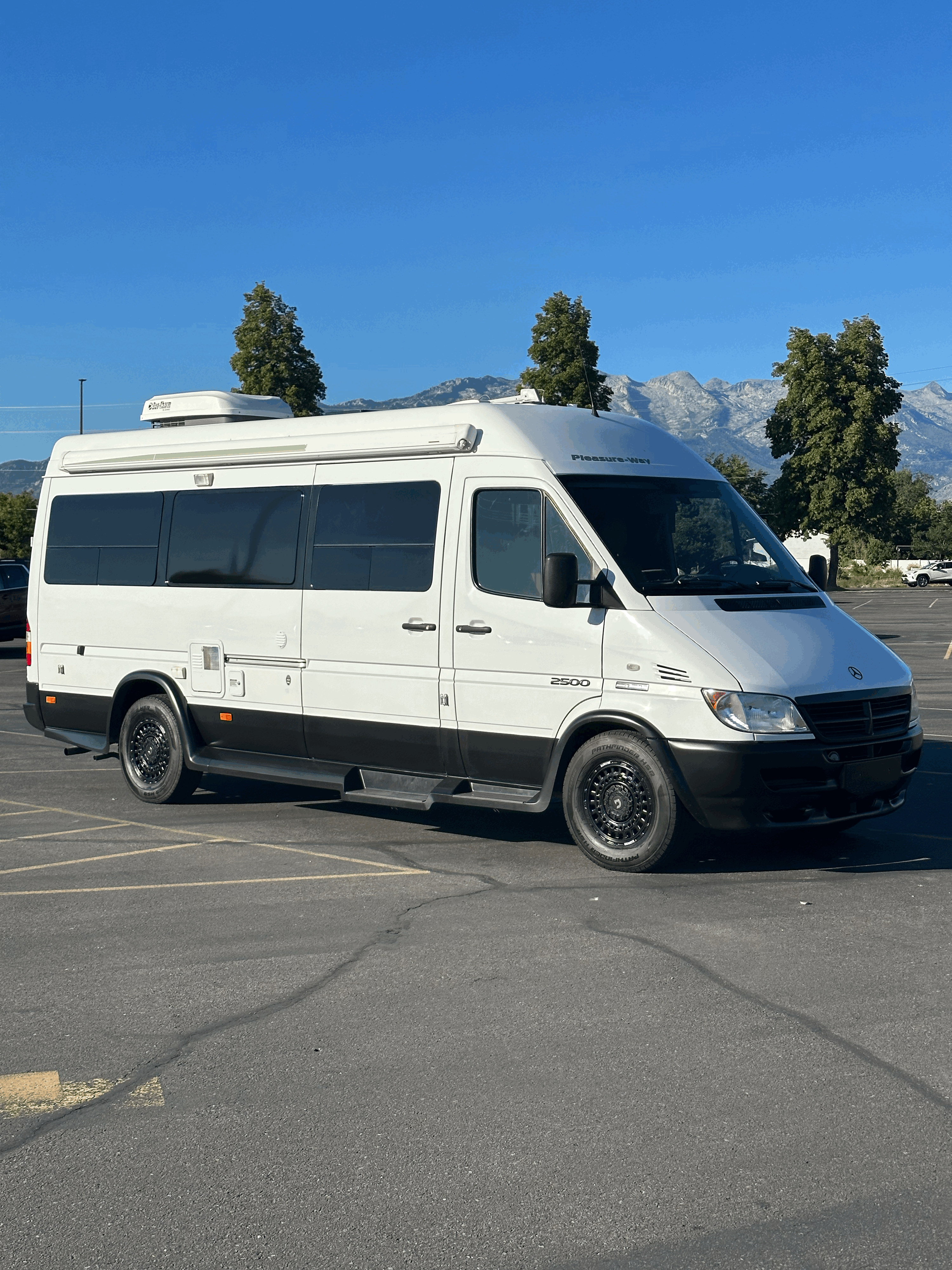 Perfect for 2 - 22 MPG Diesel - Kitchen, Bed, Bathroom - Sprinter RV Van