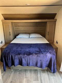 R.V. Queen bed. Gulf Stream Ameri-Lite 2021