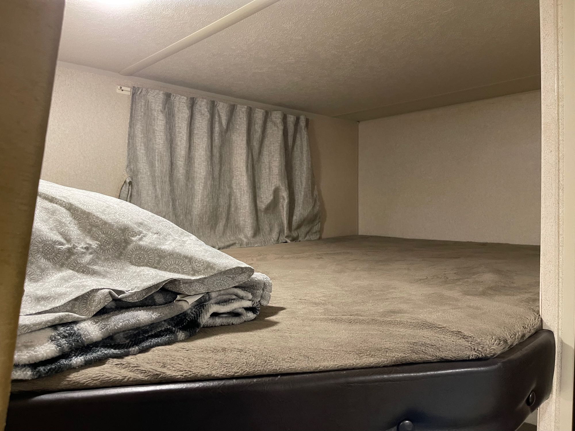 Top bunk - sleeps 2 - comes with pillow and blanket. Forest River Salem Cruise Lite 2018