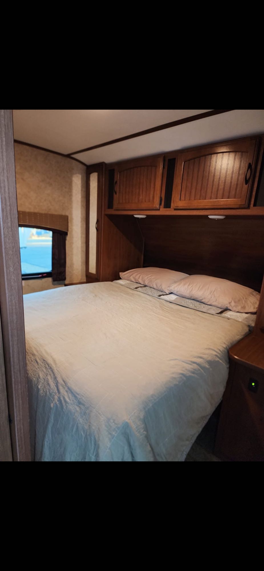 Comfy queen bed . Jayco 28BHKS 2016