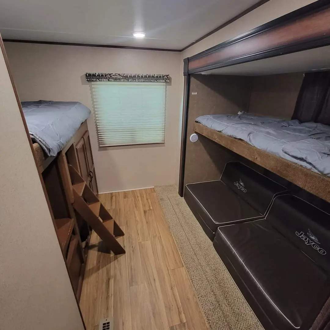 Spacious RV rental bunkhouse: features multiple beds, ladder, window, & Jayco seating. Ideal for family adventures!. Jayco Jay Flight SLX 32BDSW 2016