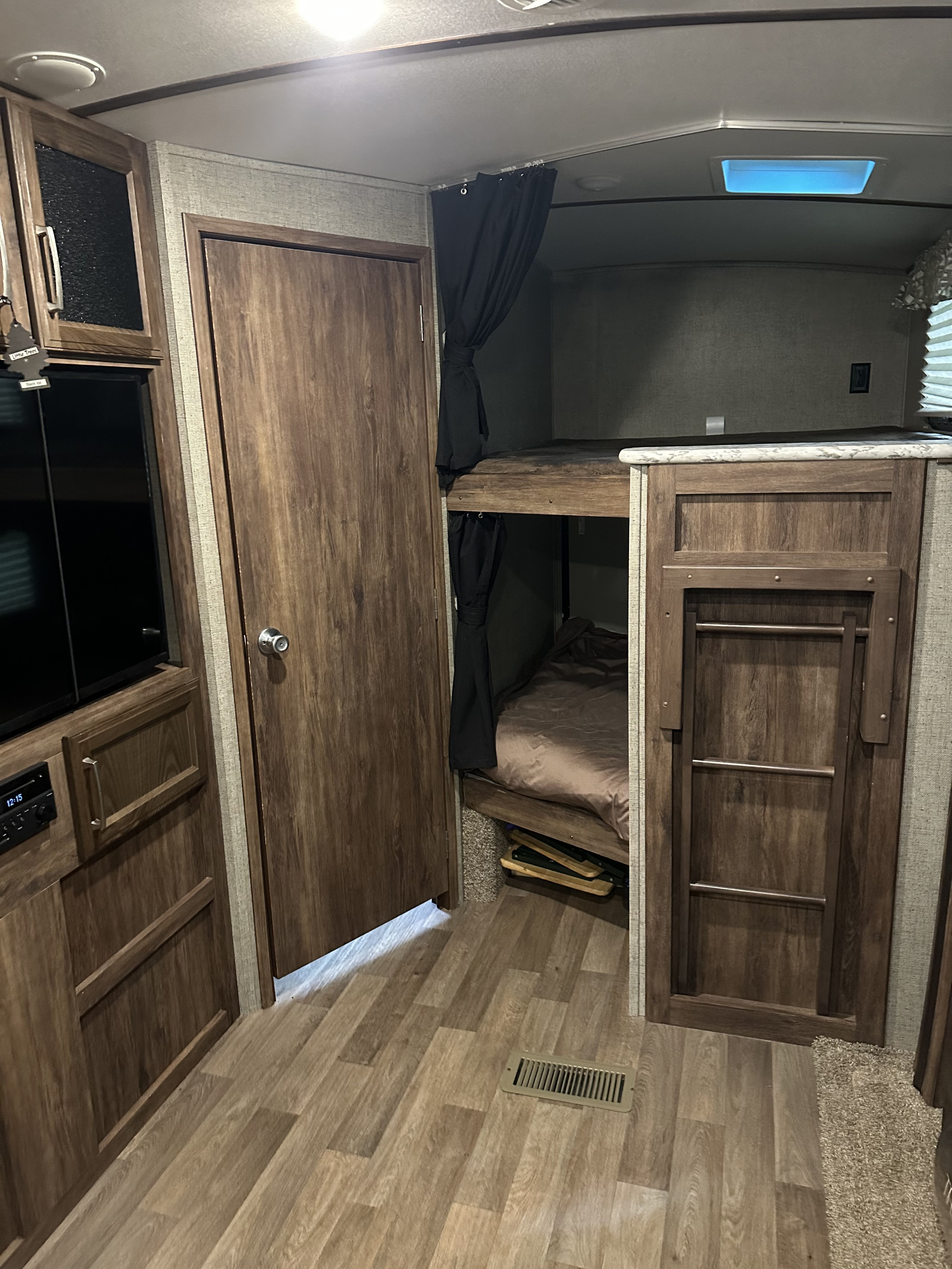 2 Bunk beds with storage space underneath . Keystone RV Cougar X-Lite 2018