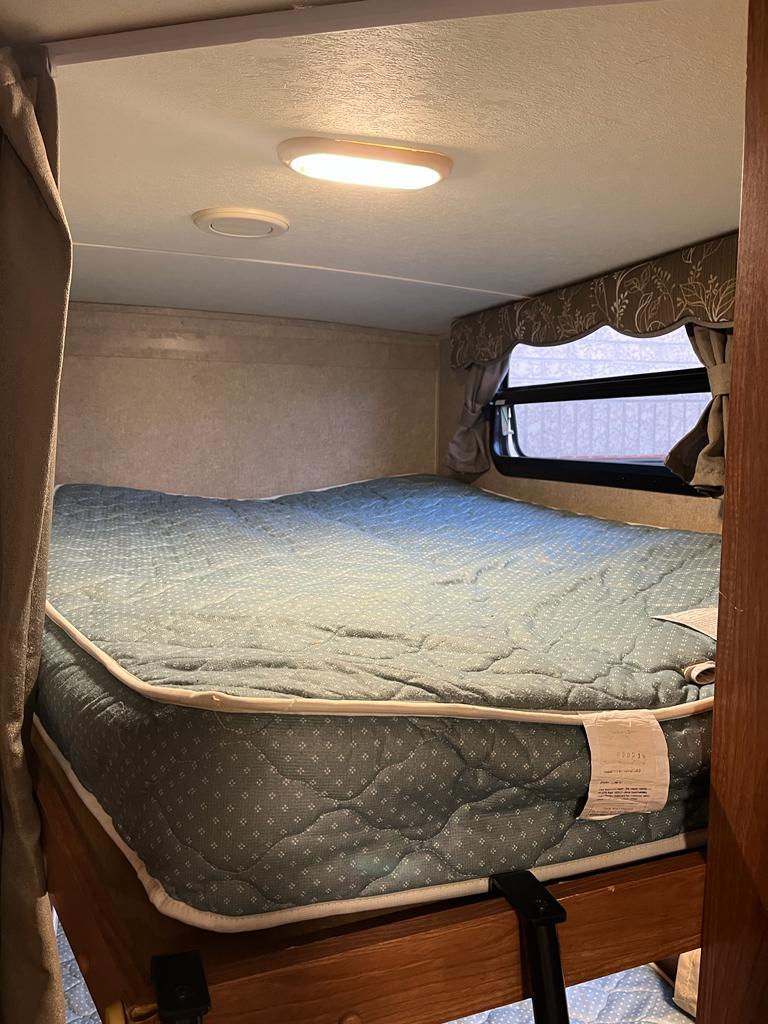 Top Double Bed Bunk 48 x 76
. Forest River Rockwood Ultra Lite 2016
