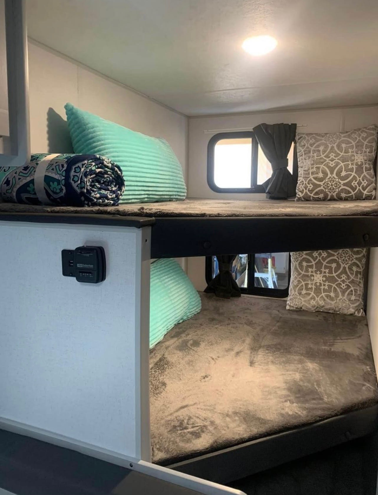 Experience comfort in this cozy RV rental! Bunk beds with soft bedding and pillows, plus windows, offer a perfect resting space.. Forest River Salem FSX PLATINUM 2021