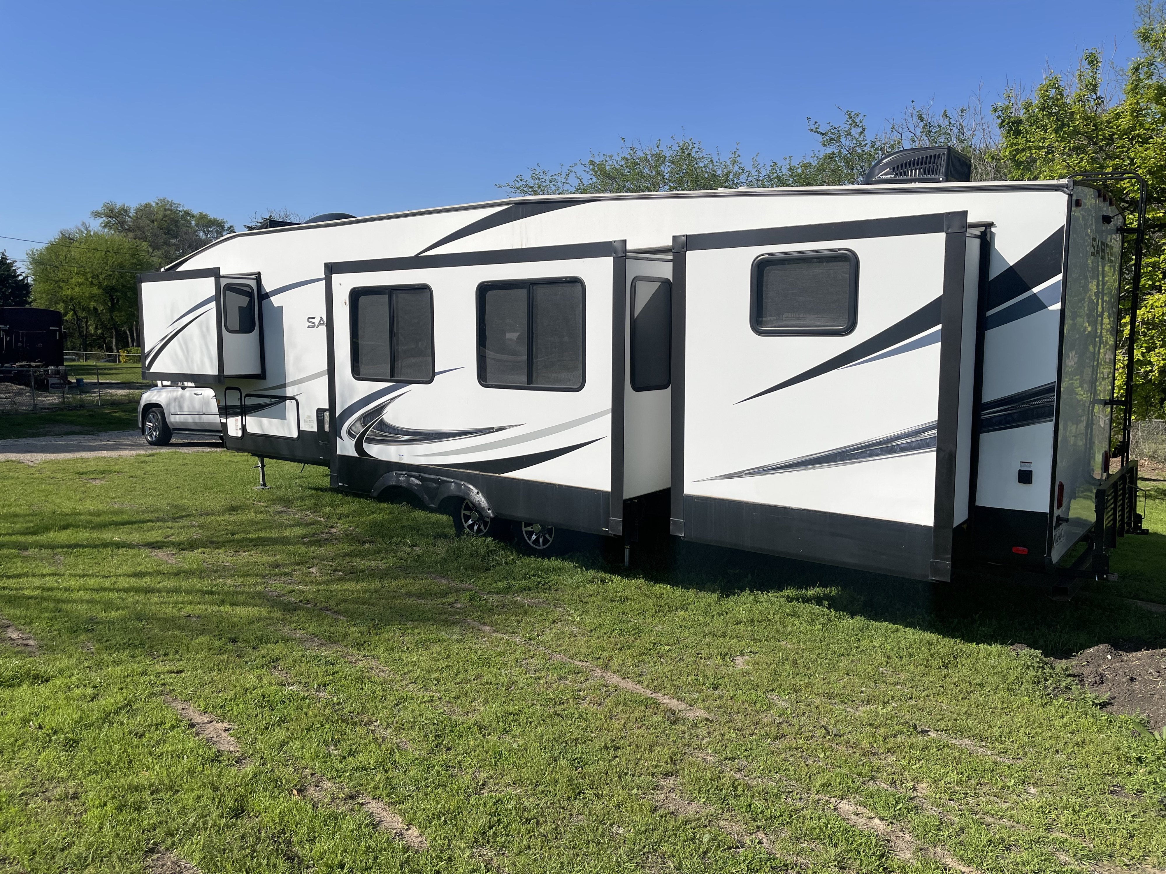 Fifth-wheel RV Rental 