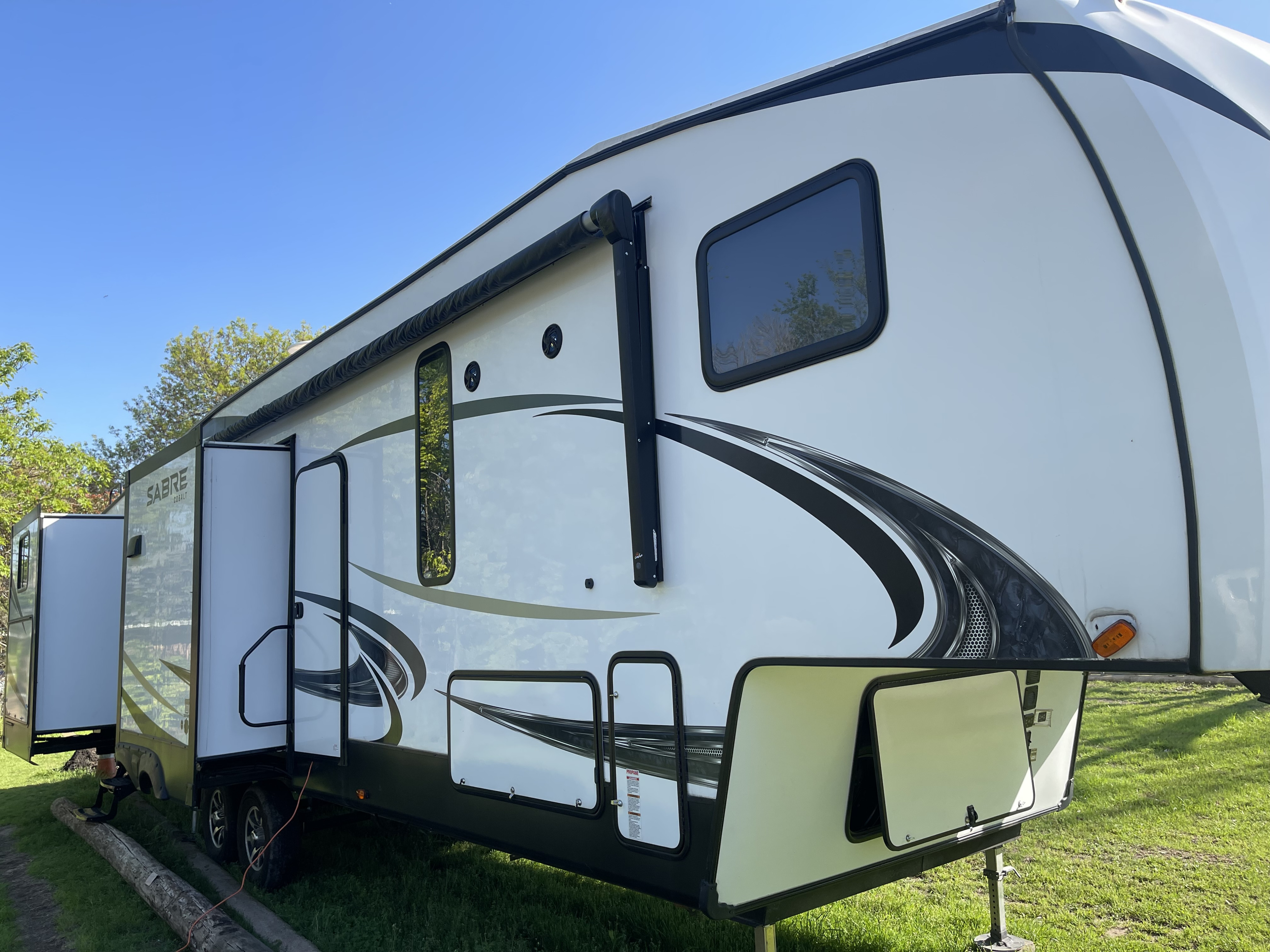 Fifth-wheel RV Rental 