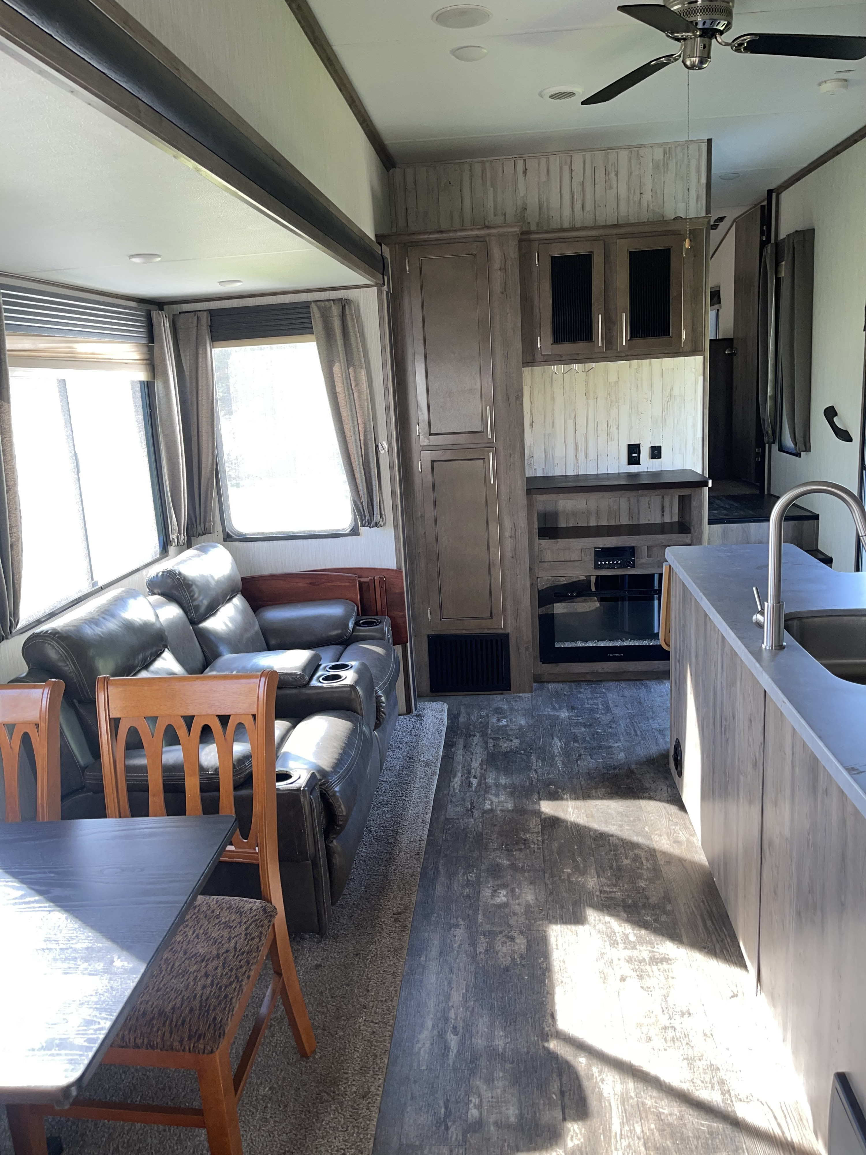 Fifth-wheel RV Rental 