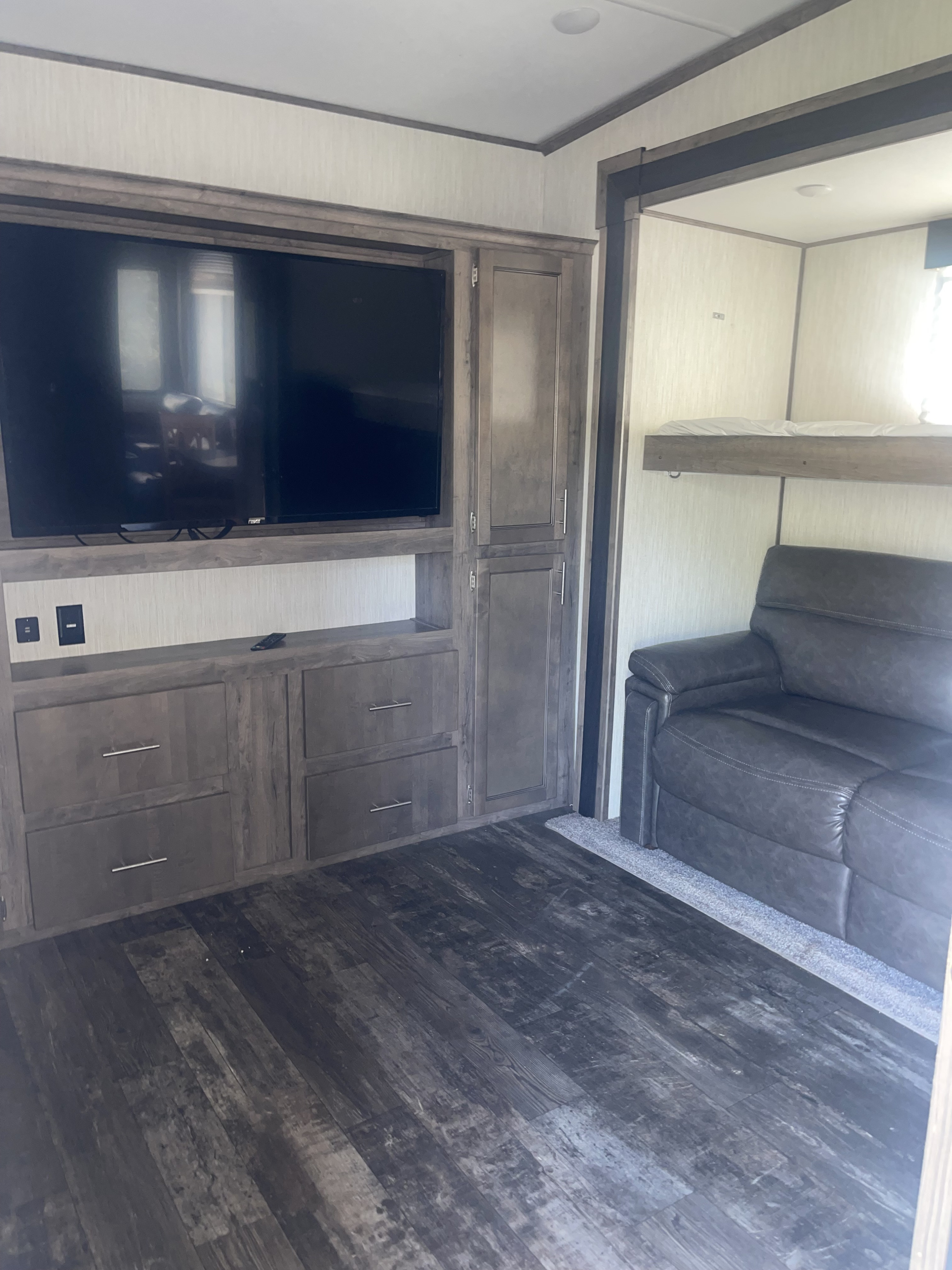 Fifth-wheel RV Rental 