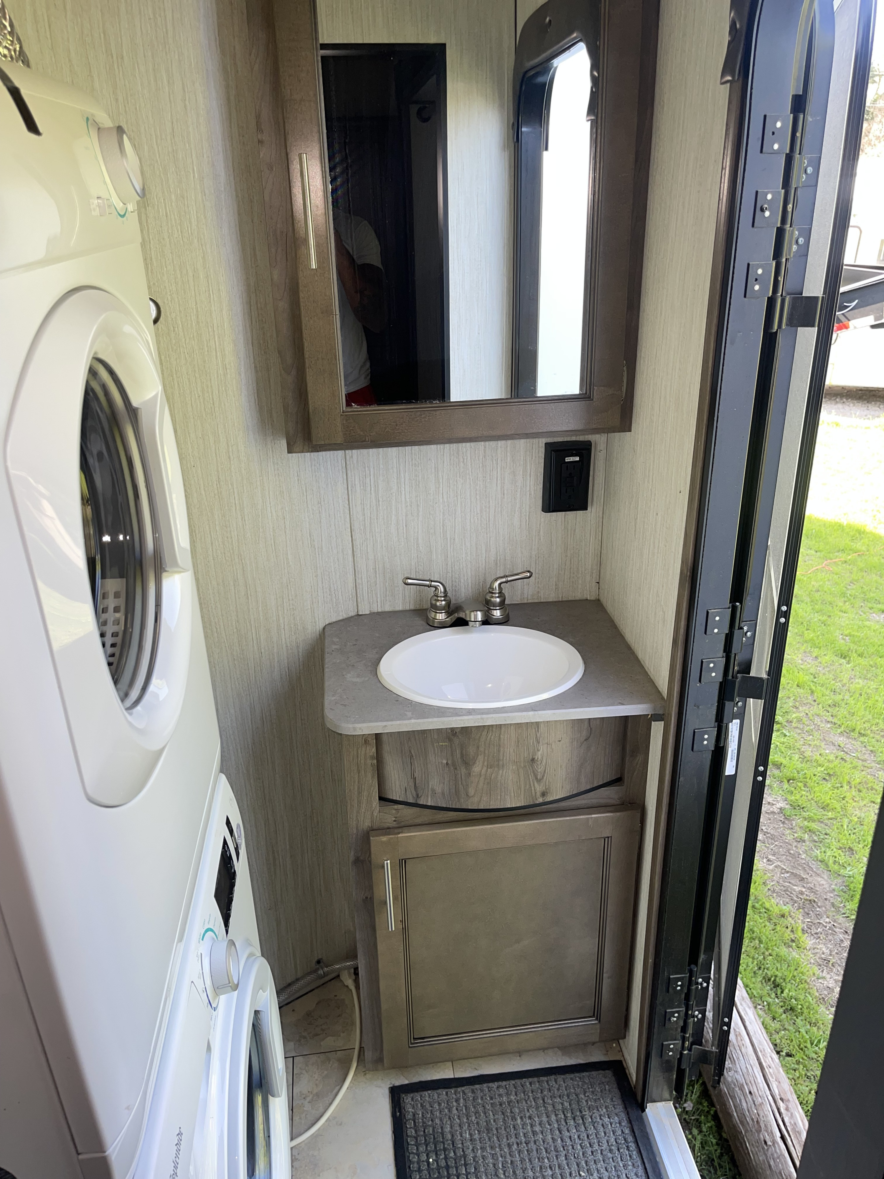 Fifth-wheel RV Rental 