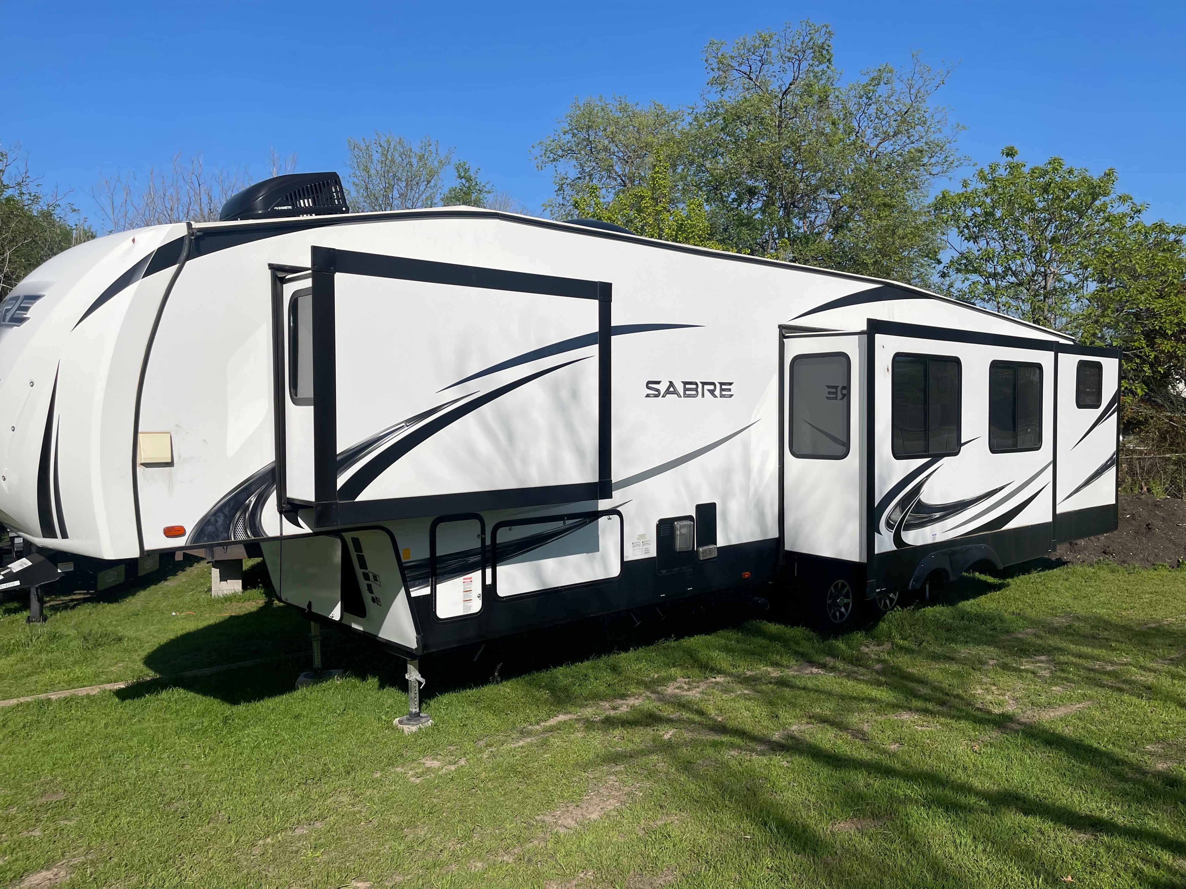 Fifth-wheel RV Rental 