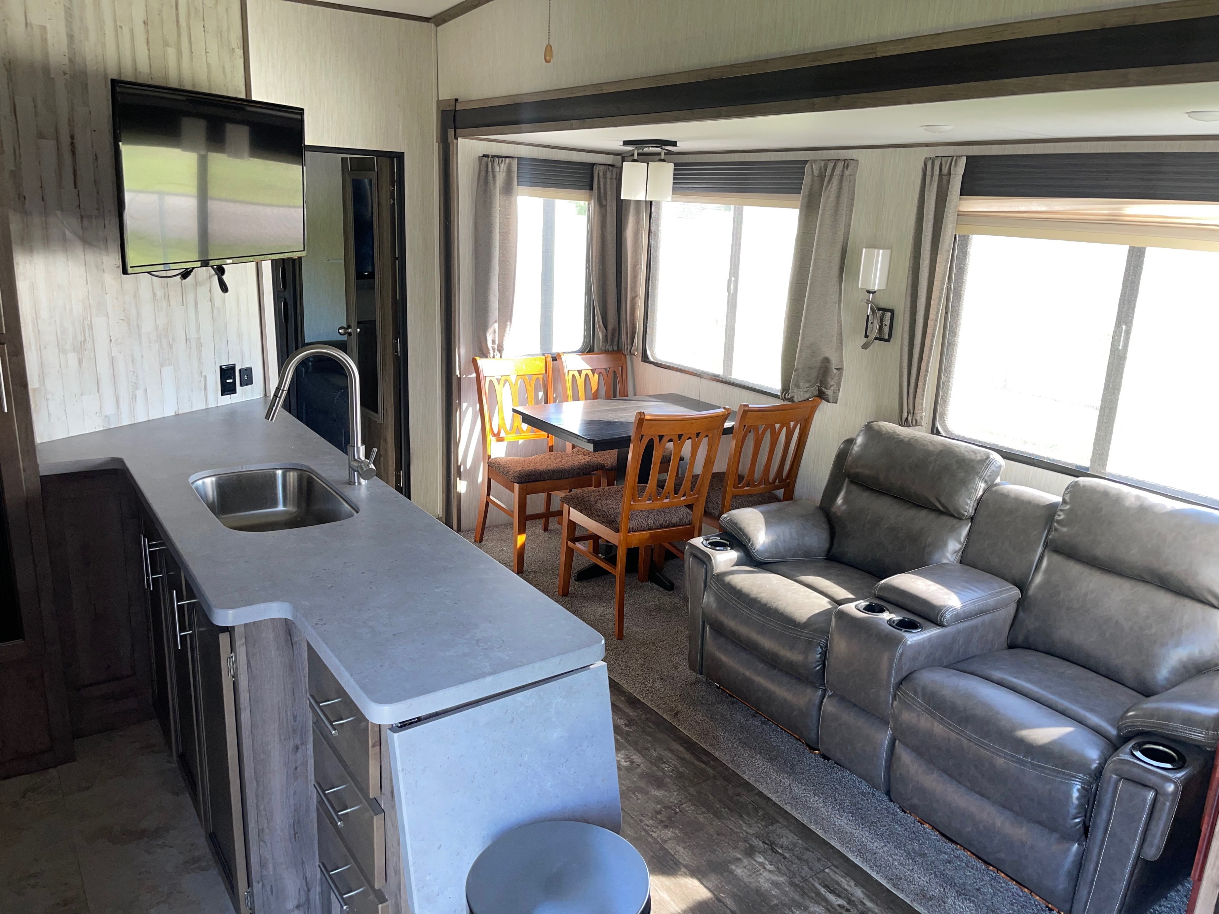 Fifth-wheel RV Rental 