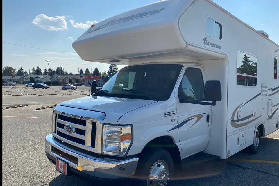 2010 Adventurer M-240DB View 2 - Calgary RV Rental Details